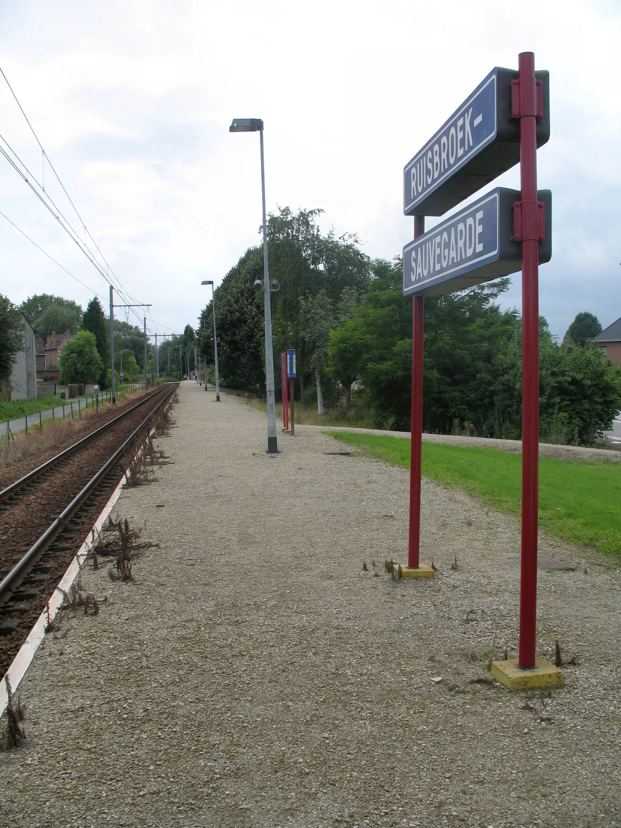 Photo showing: (en/nl) NMBS-SNCB station Ruisbroek-Sauvegarde.