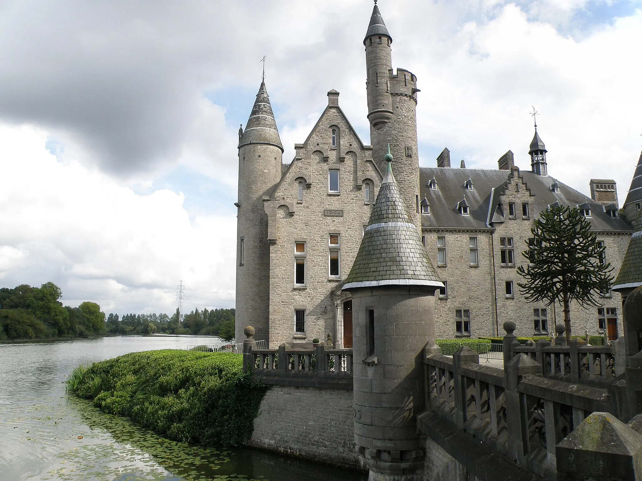 Photo showing: Commune de Bornem, prov. d’Anvers, Belgique.
Le Château Marnix de Sainte-Aldegonde (ou château de Marnix de Sainte-Aldegonde, ou simplement château de Bornem), édifié fin XIXe selon des plans d’Henri Beyaert, sis non loin du village de Weert (comm. de Bornem). Aile ouest et pont d'accès (tourelles à l'avant-plan). À gauche, Vieil Escaut (bras mort de l'Escaut, en néerl. Oude Schelde).