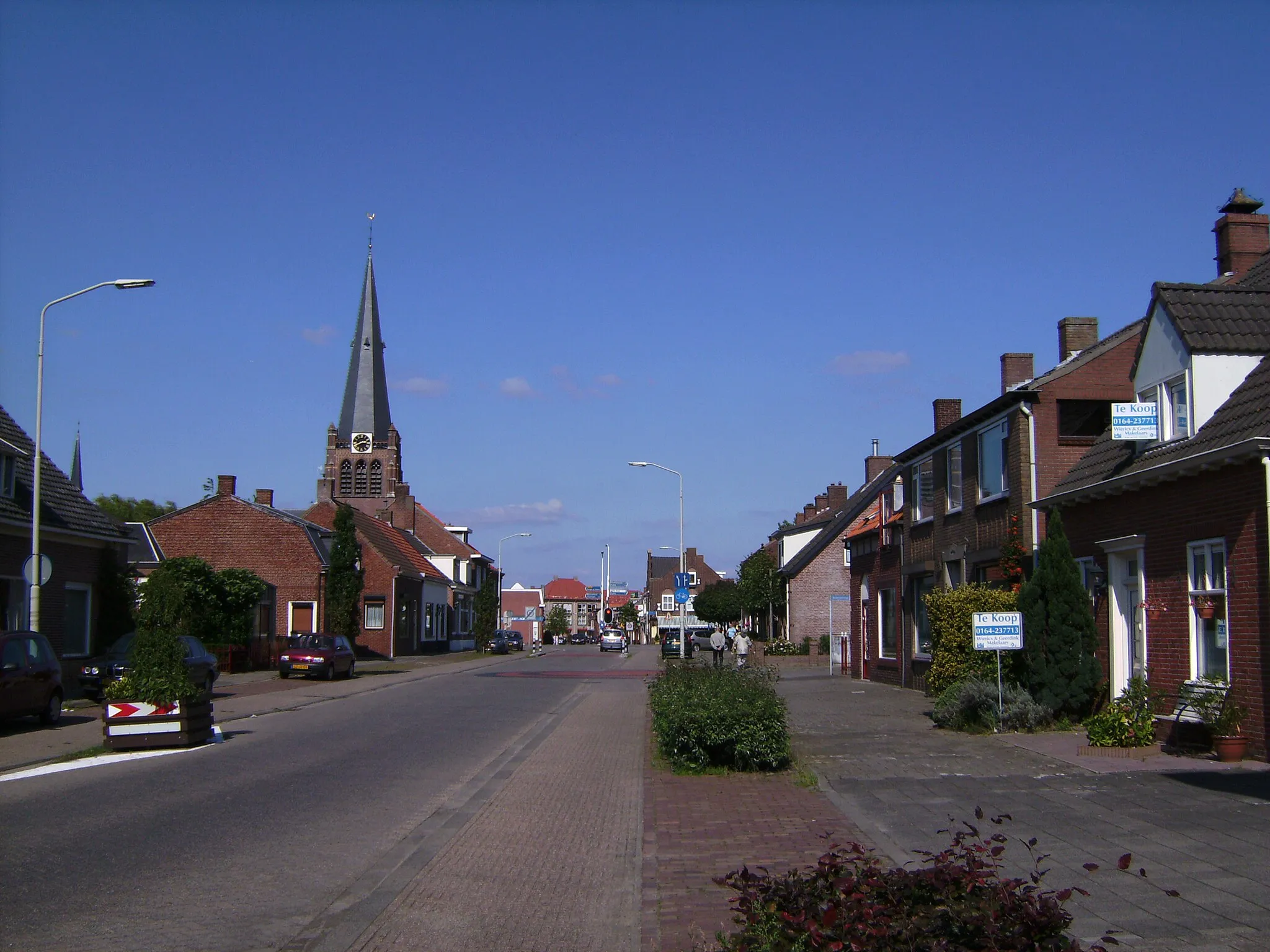Photo showing: View of part of the Raadhuisstreet in Hoogerheide