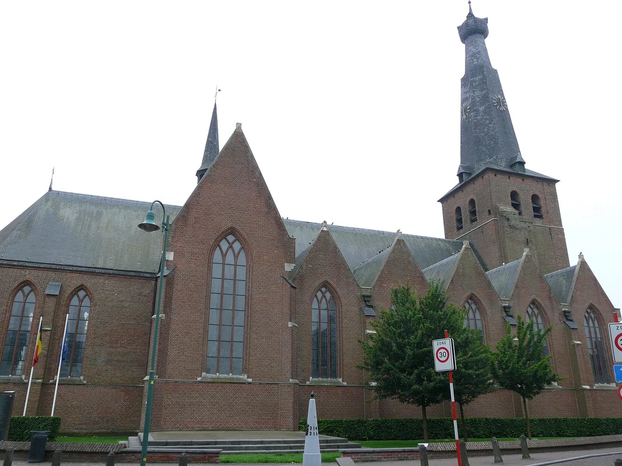 Photo showing: The church of St. Remigius.