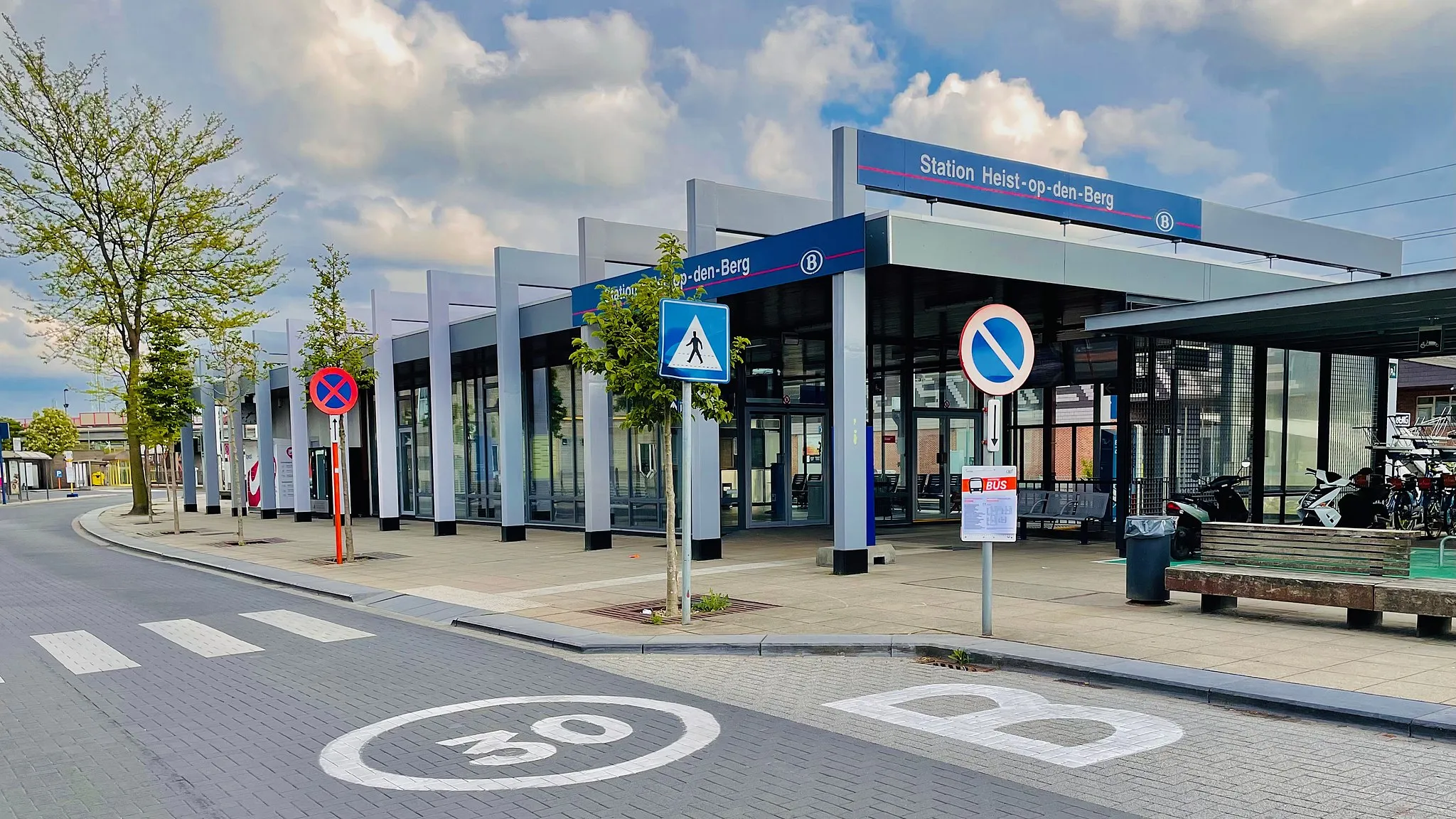 Photo showing: Station Heist-op-den-Berg Gebouw