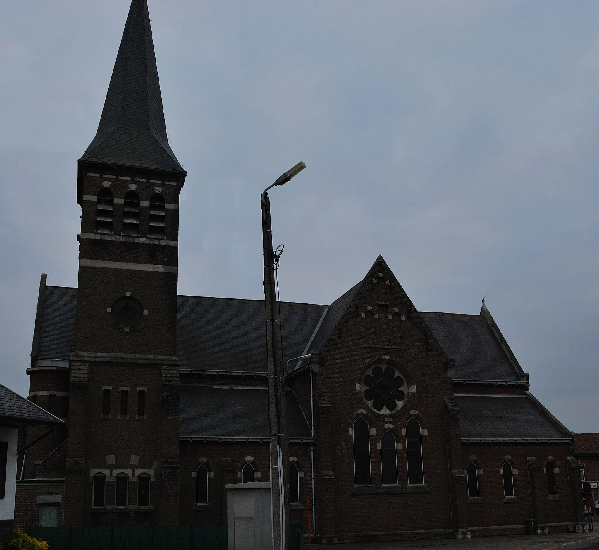 Photo showing: Church of Saint Nicholas (North face) at the village of Glabbeek, province of Flemish Brabant, Belgium. Nikon D60 f=18mm f/6.3 at 1/160s ISO 200. Processed using Nikon ViewNX 1.5.2 and Gimp 2.6.6.