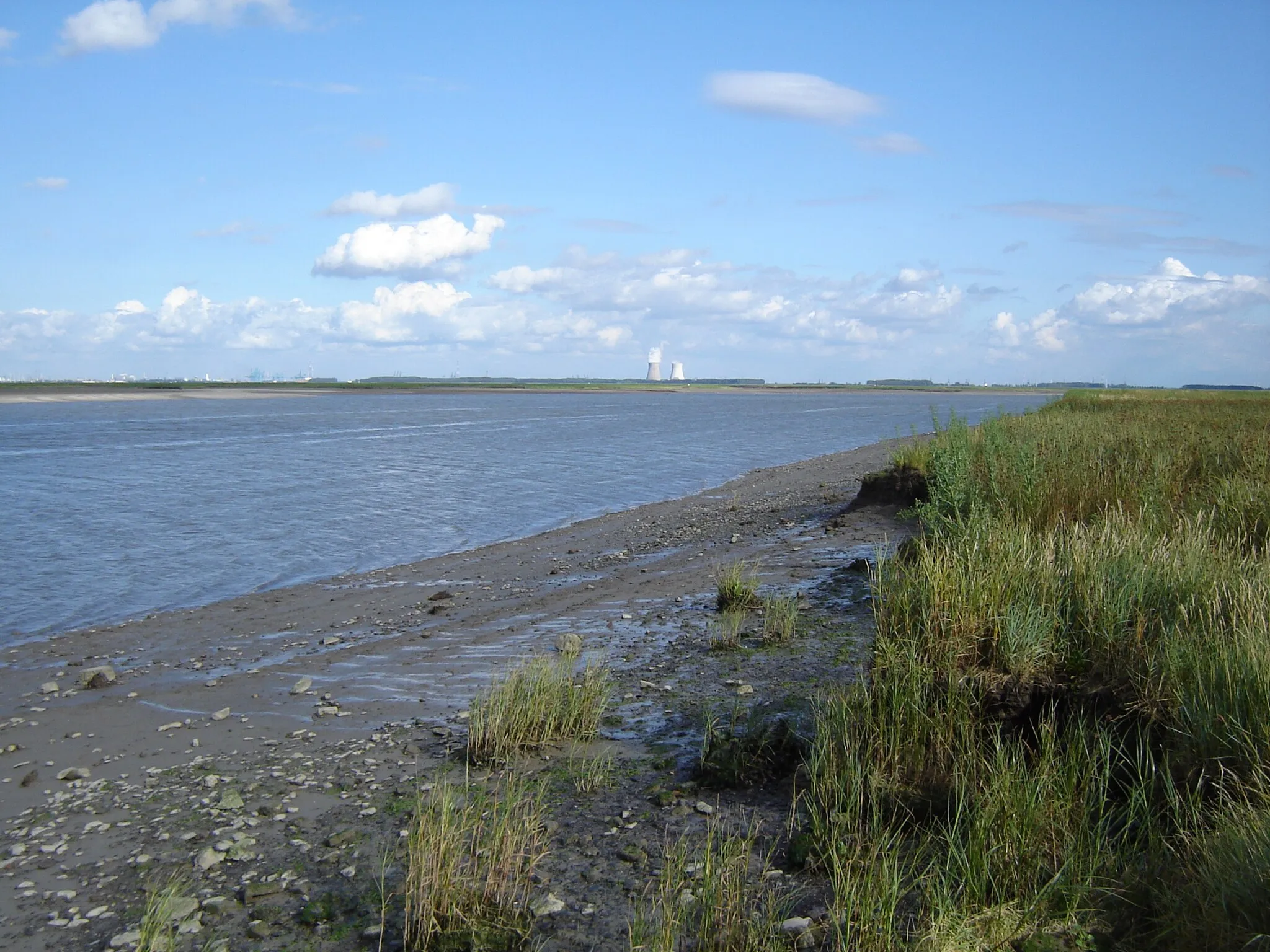 Photo showing: Speelmansgat channel in the "Verdronken Land van Saefthinge" (sunken land of Saeftinghe), seen from the hamlet of Paal. At the horizon, the nuclear plant of Doel (Belgium). Paal, Hulst, Zeeland, Netherlands.