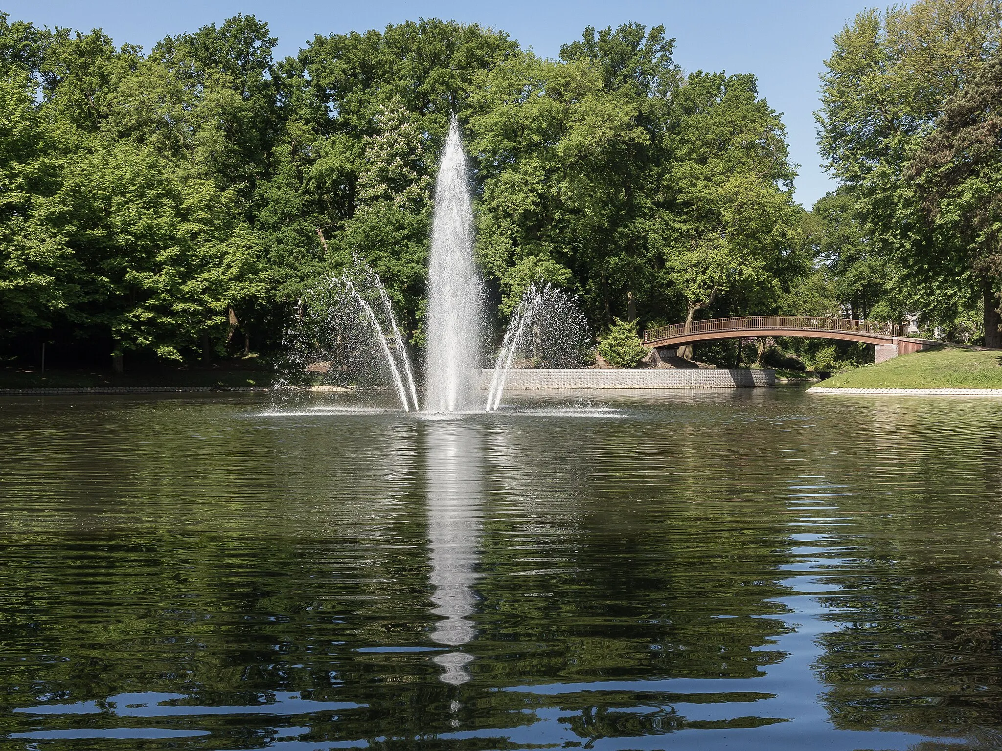 Photo showing: Bergen op Zoom, fountain and bridge in park