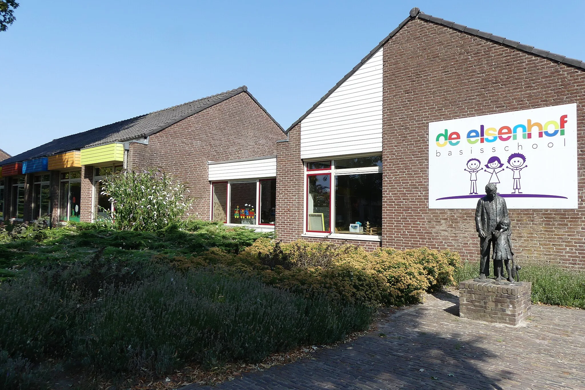 Photo showing: Zicht op de Basisschool de Elsenhof gevestigd aan de Van den Elsenplein 17 in Wagenberg gelegen nabij de Kerkstraat