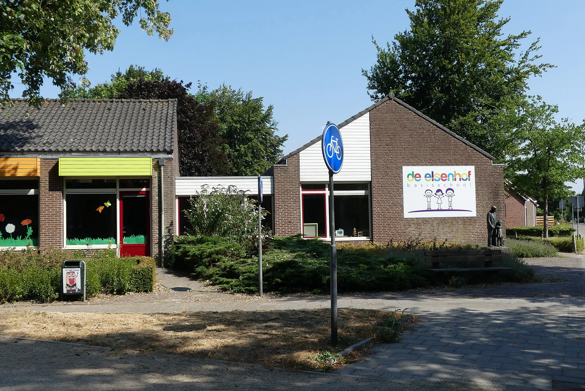 Photo showing: Zicht op de Basisschool de Elsenhof gevestigd aan de Van den Elsenplein 17 in Wagenberg gelegen nabij de Kerkstraat