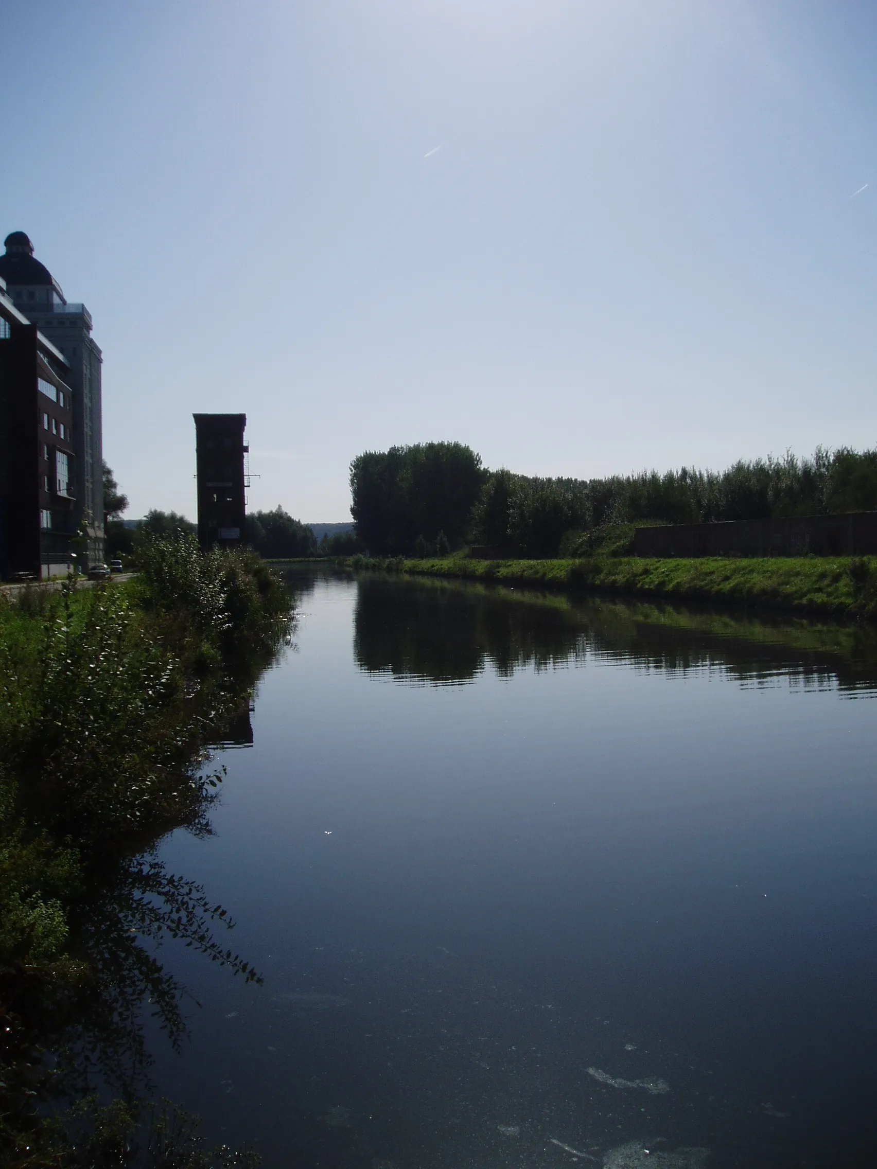 Photo showing: Canal Leuven-Dyle (river) in village Wijgmaal, Belgium. View taken direction Leuven at the Remy tower.