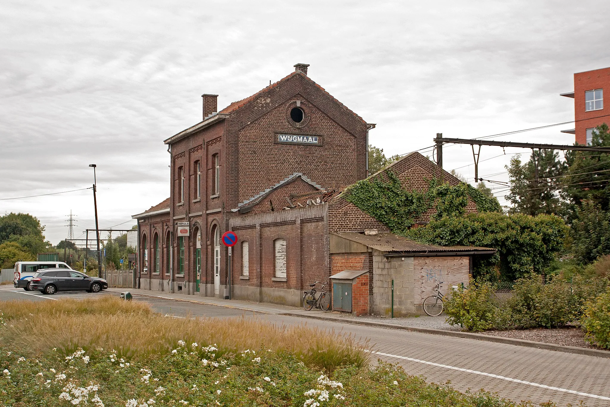 Photo showing: Het vervallen stationsgebouw van Wijgmaal met ingestort dak. Gefotografeerd in 2012.