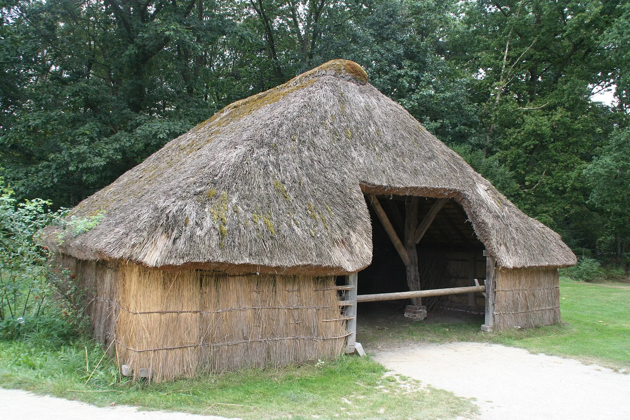 Photo showing: A straw barn in Kalmthout-Nieuwmoer, used for drying peat, in the Bokrijk open-air museum.