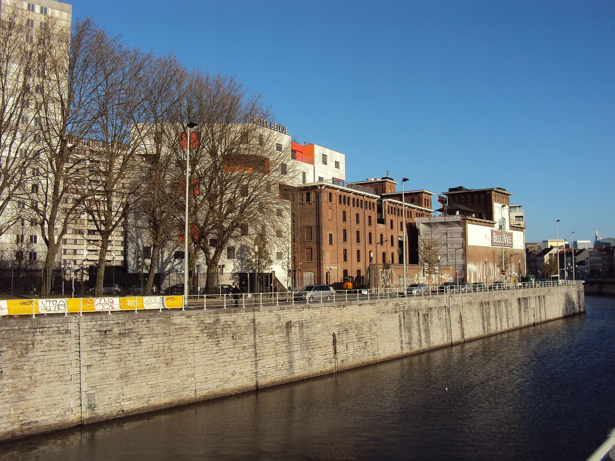 Photo showing: Brussels–Charleroi Canal with the western bank, which is the eastern limit of Sint-Jans-Molenbeek, seen from South, with the ancient Bellevue brewery