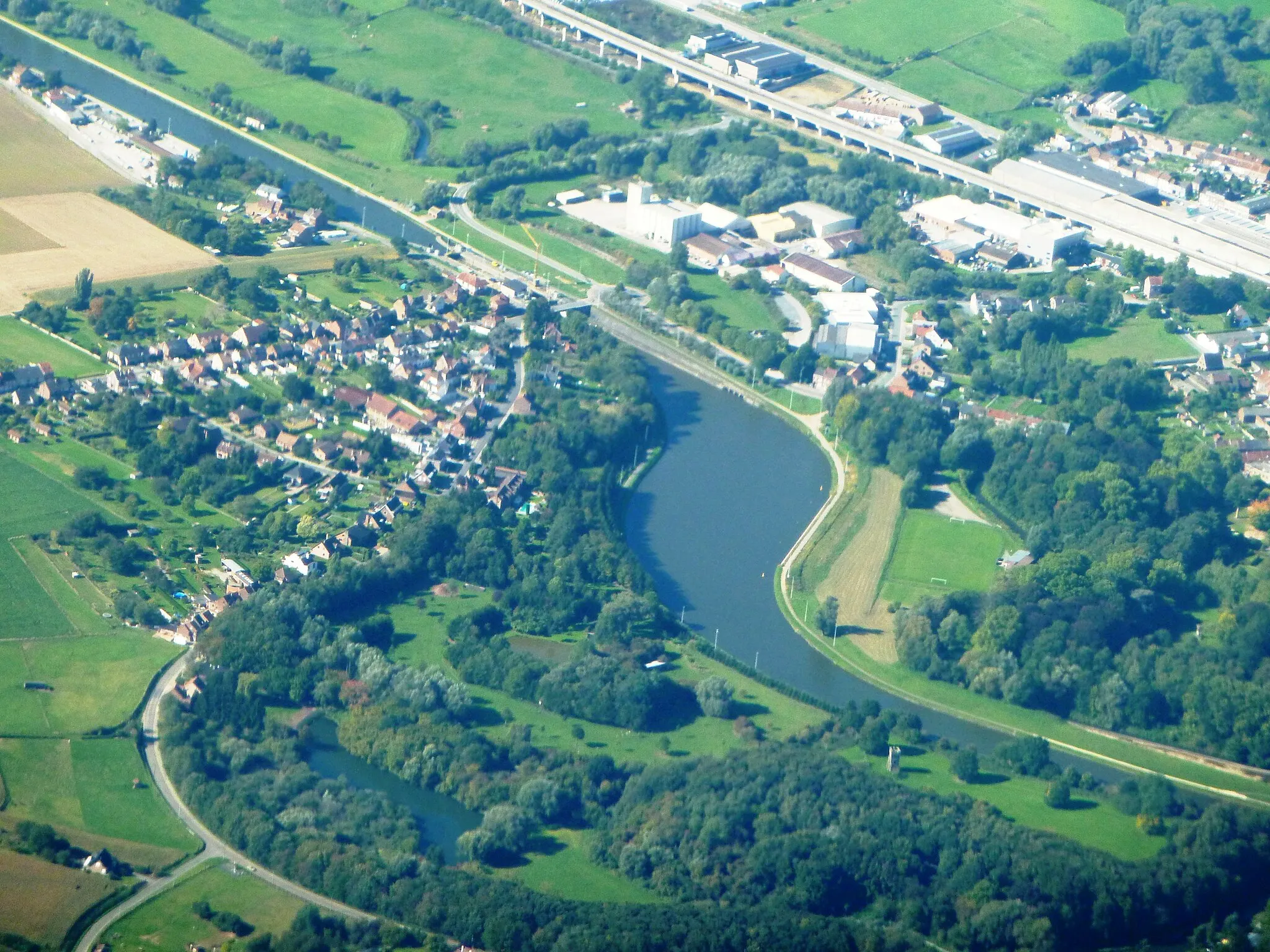 Photo showing: Bxl-Charleroi canal in lembeek. To the lower right the Category:Malakofftoren (Lembeek).