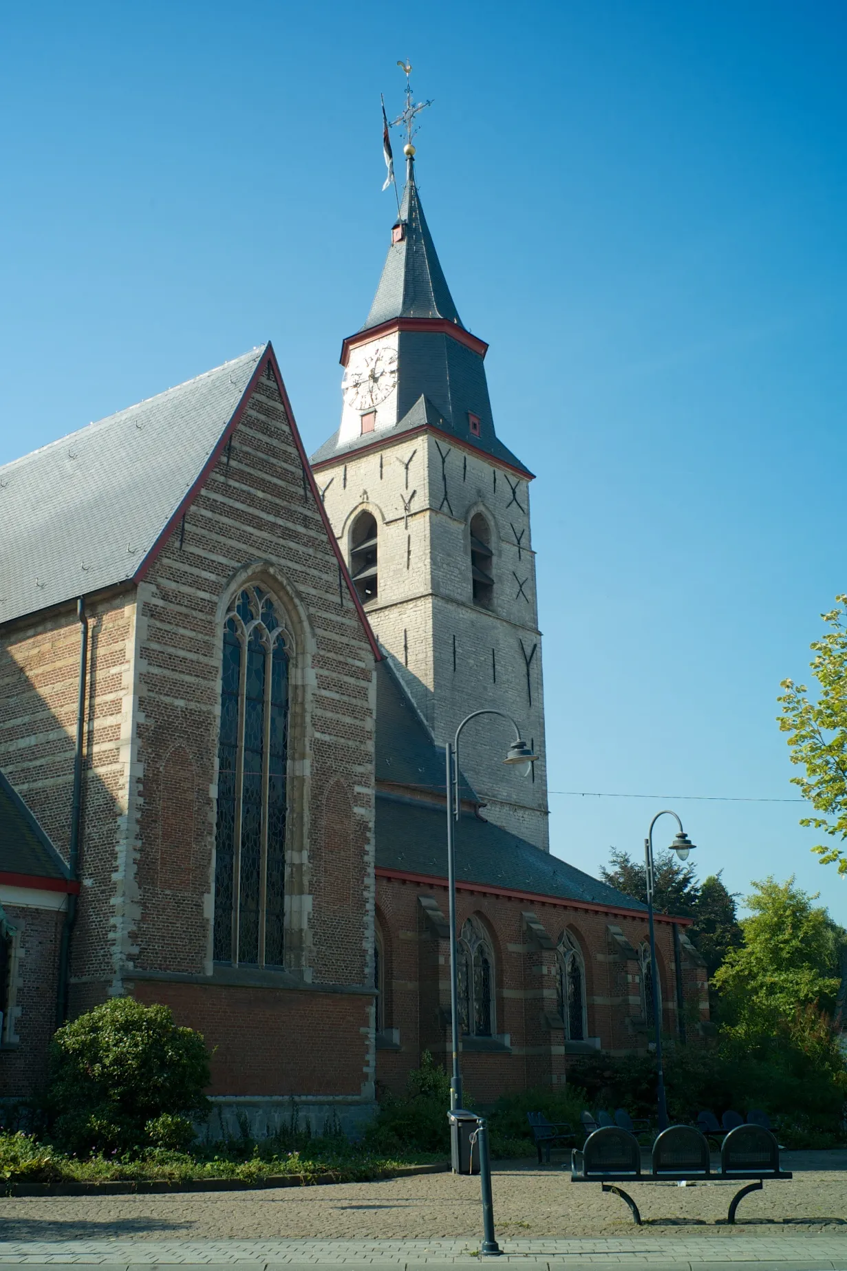 Photo showing: Kapel St.-Antonius de Eremijt. Georiënteerde grotendeels gotische kruiskerk uit XVI-XVII, met W.-toren uit XV en zijbeuken van 1888. Ingeplant tgov. toegangsdreef tot het z.g. "Hof ter Linden"; omringd door omhaagd terrein met struikgewas en bomen.