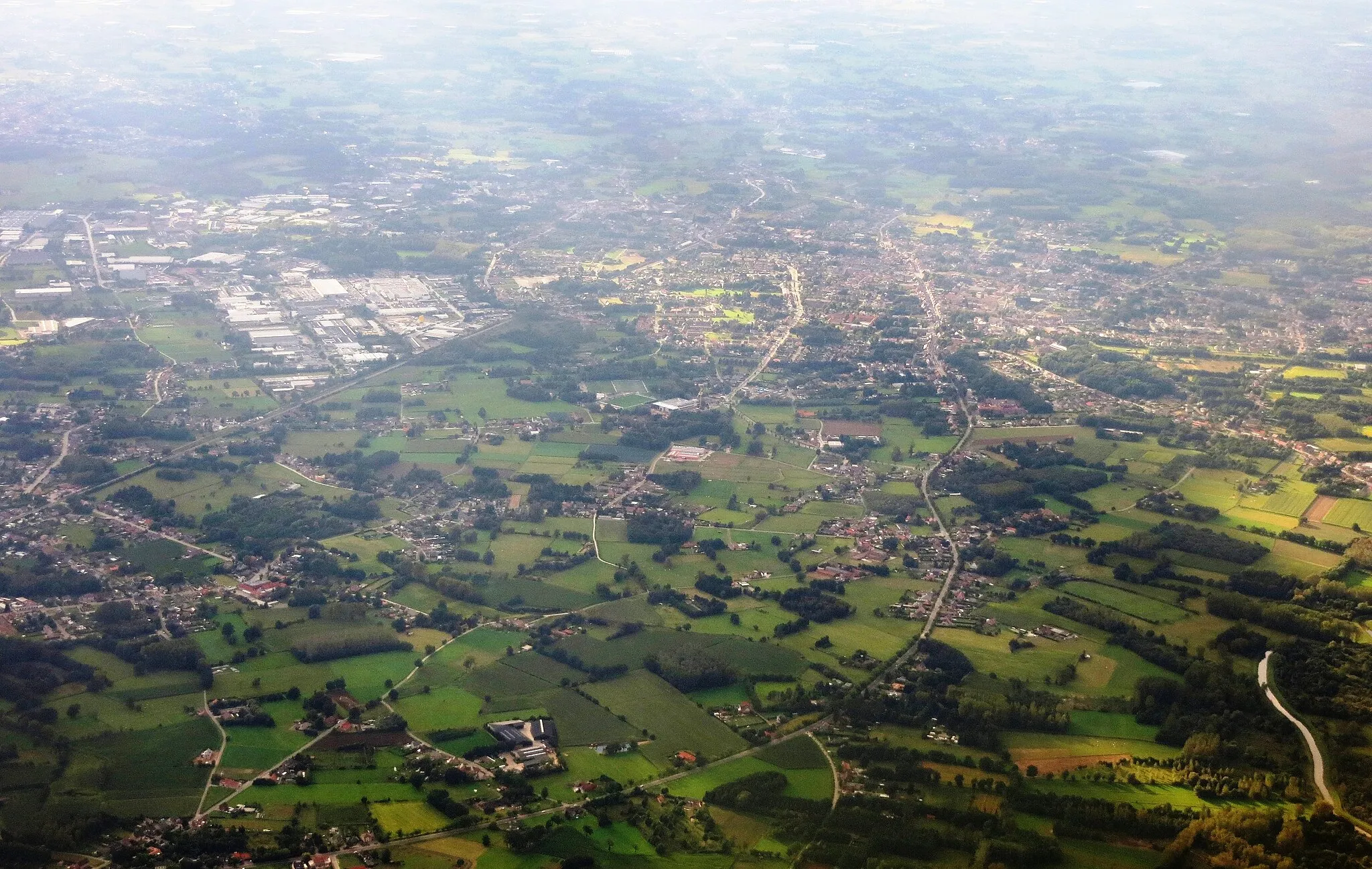 Photo showing: Aerial view from the (south)east towards (north)west, over the Hageland-Leuven region of northern Belgium. This municipality lies north of Brussels and west of Leuwen.