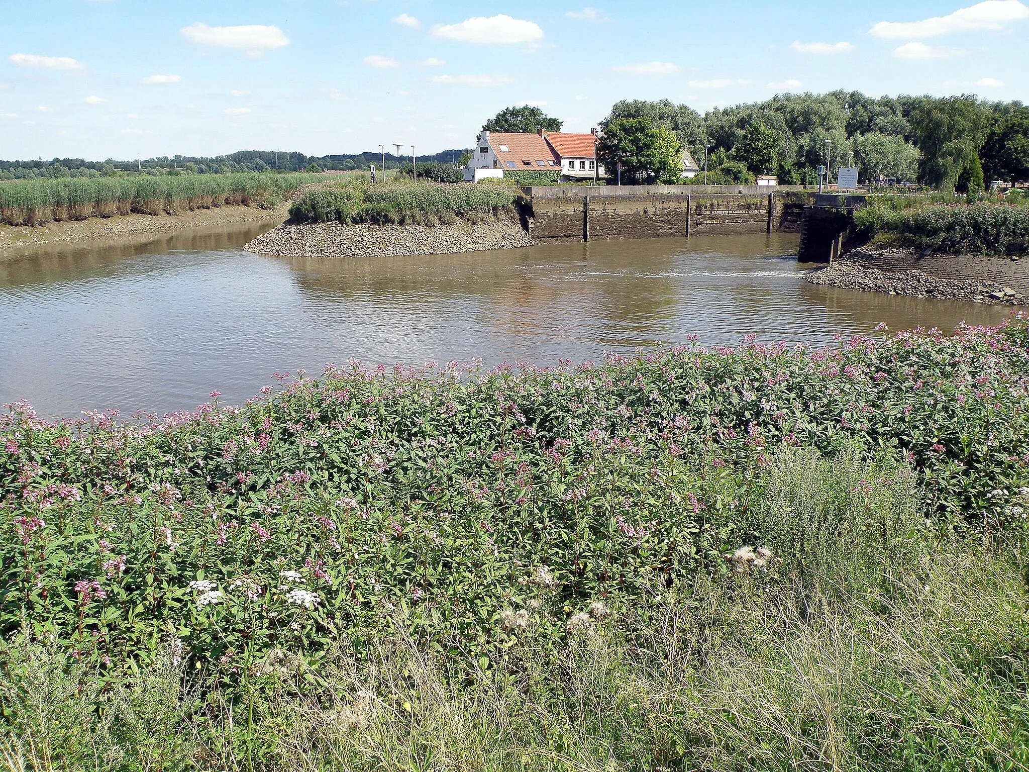 Photo showing: Battel (gem. Mechelen). Zog. Zennegat; hier komen samen: - de rivier de Dijle, links
- de rivier de Zenne, helemaal rechts
- tussenin het kanaal Leuven-Dijle (alias Leuvense vaart), met toegangssluis.