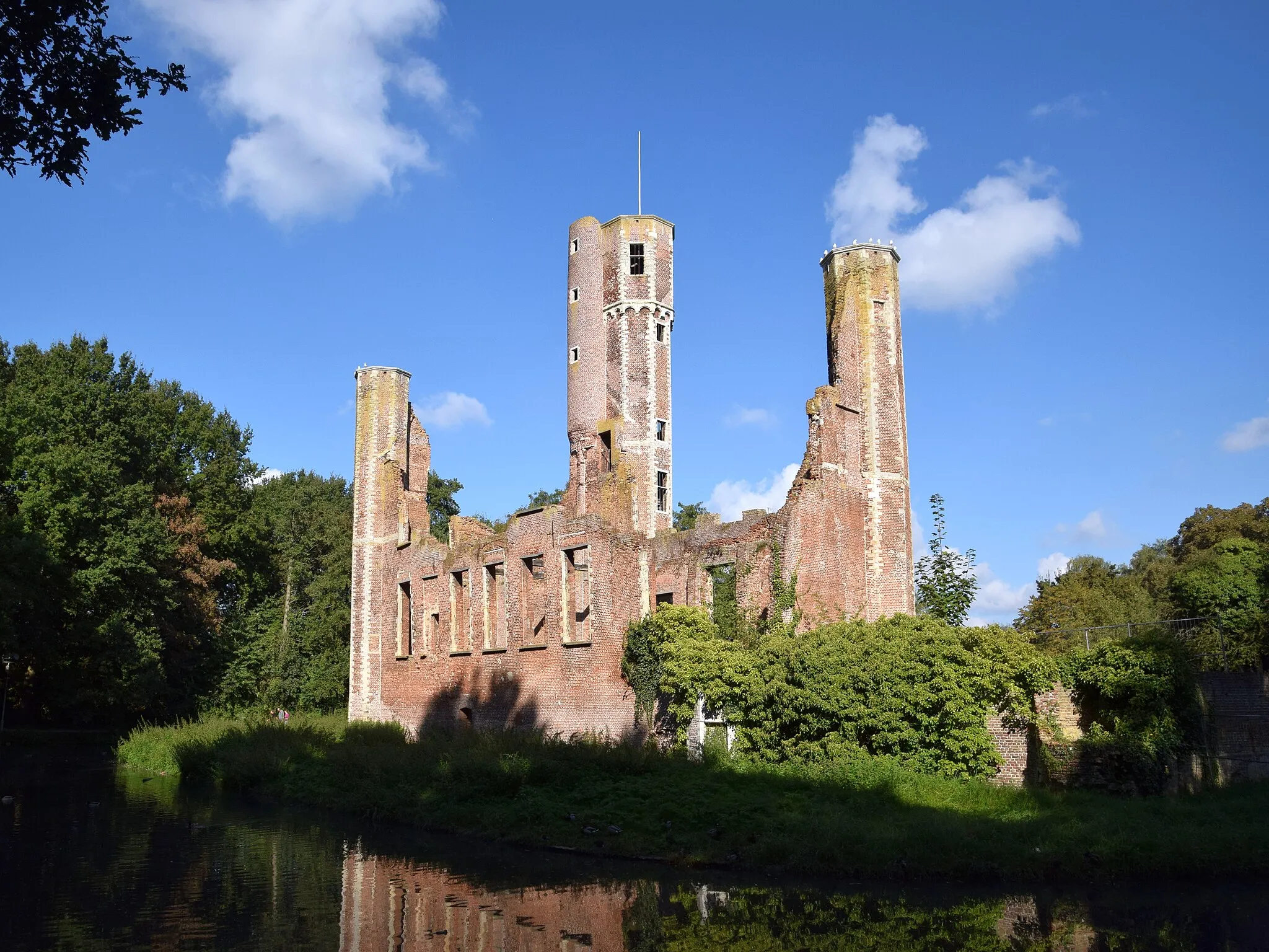 Photo showing: Kasteelruïne Ter Elst

Ruine van "Kasteel ter Elst" in de gemeente Duffel. Het is een van de oudste gebouwen in de provincie Antwerpen.
Ruins of "Castle ter Elst" in the municipality Duffel. It is one of the oldest buildings in the Belgian Antwerp Province.
https://inventaris.onroerenderfgoed.be/erfgoedobjecten/2710