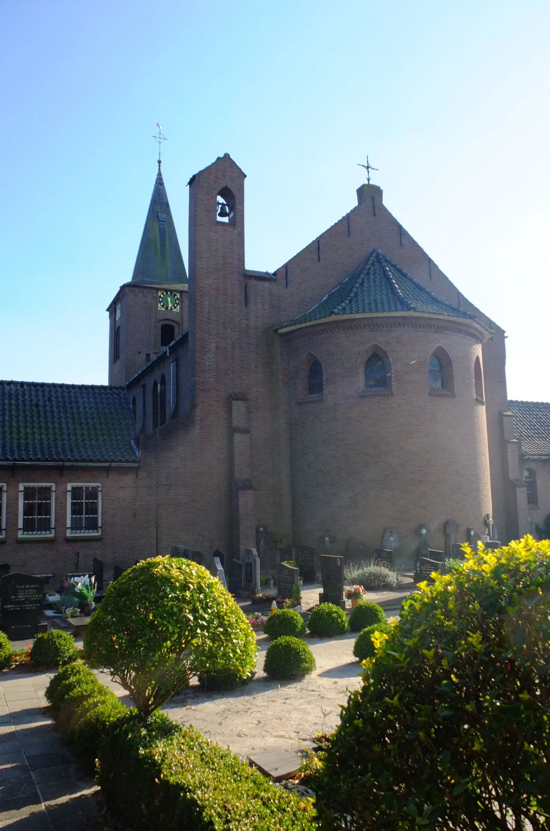 Photo showing: Zicht op een deel van de Sint Martinuskerk (Schijf) en de begraafplaats in Schijf