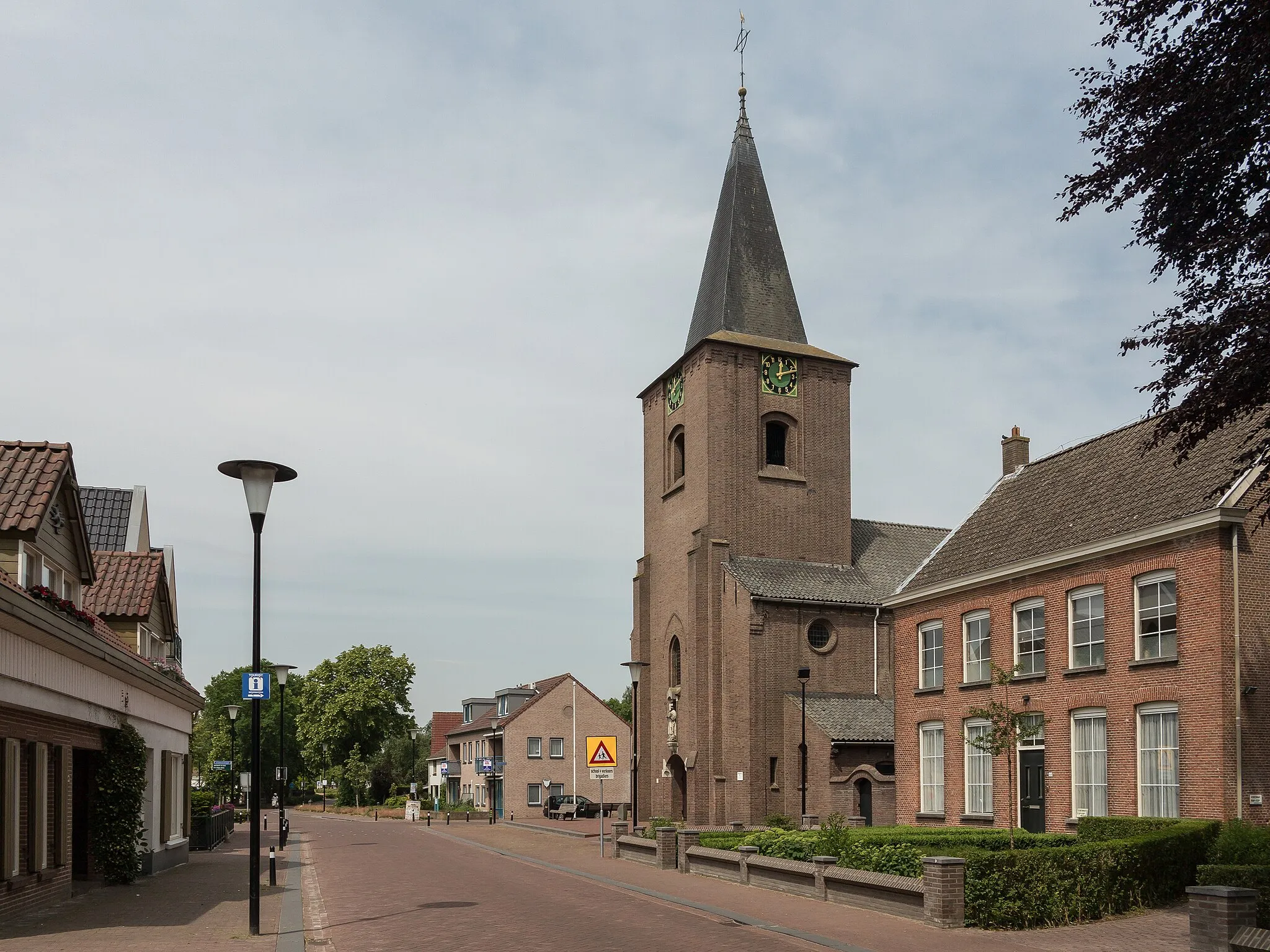 Photo showing: Schijf, church (de Sint Martinuskerk) in the street