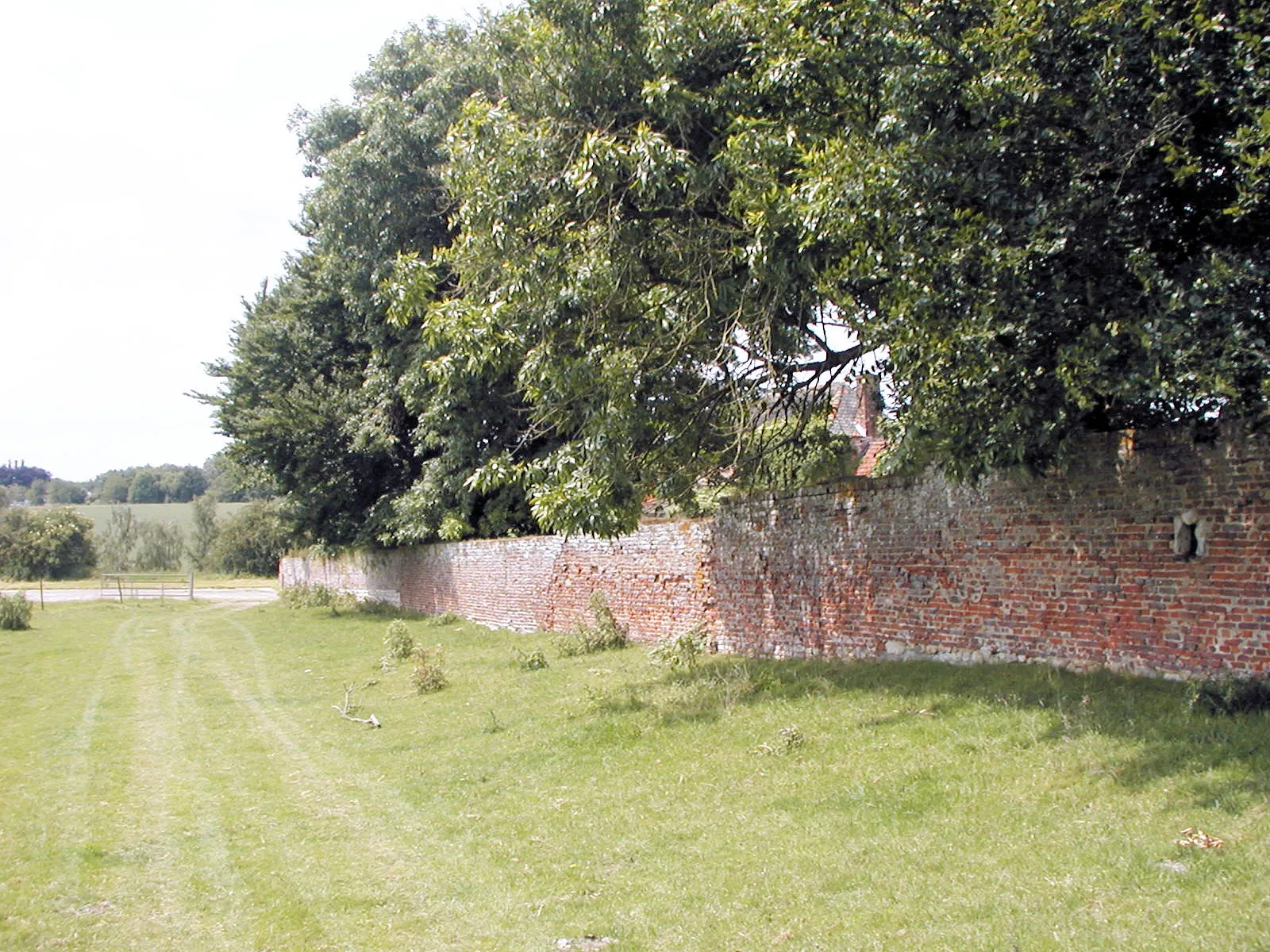 Photo showing: Mur sud du grand jardin d'Hougoumont