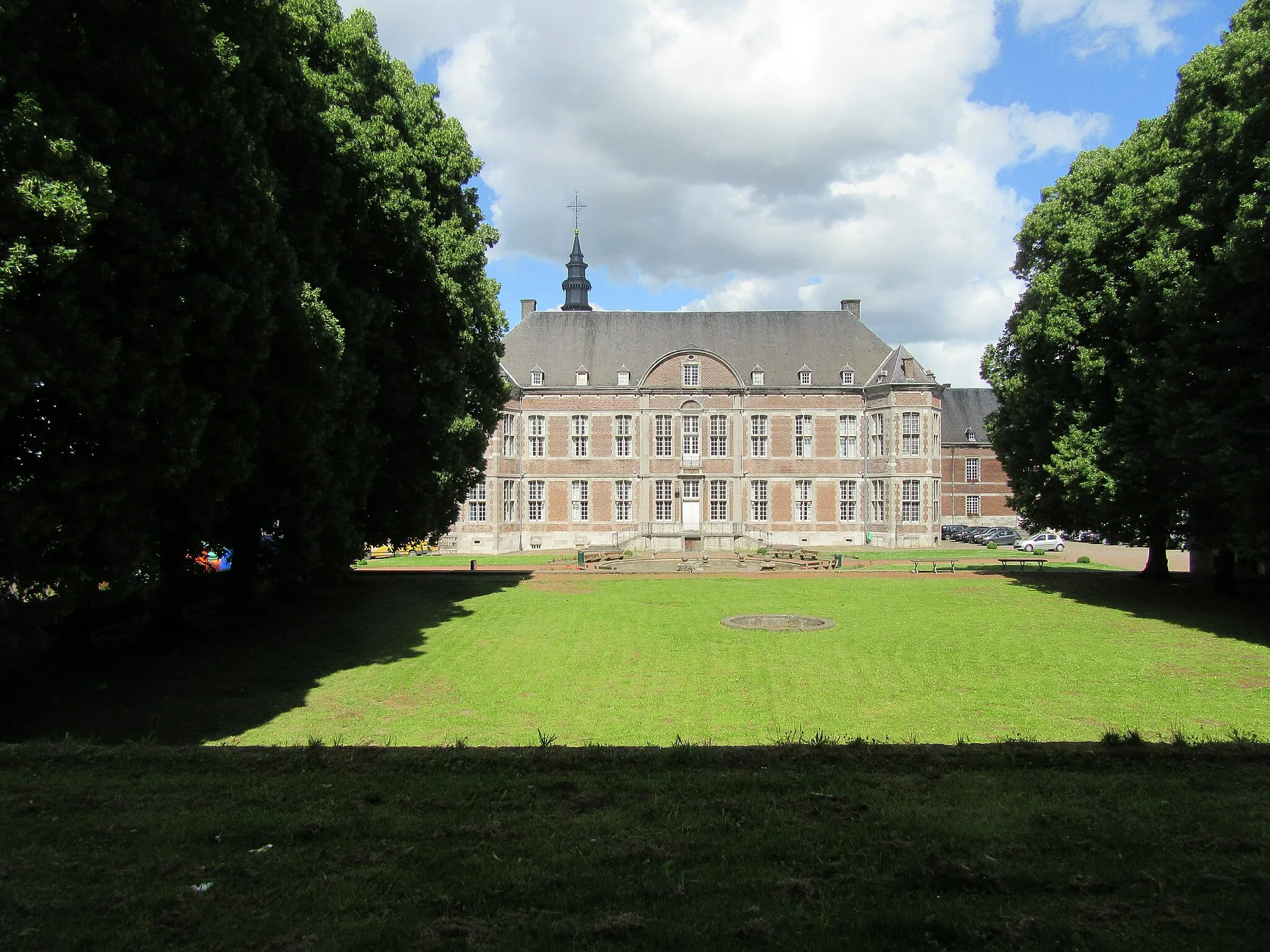 Photo showing: Construction classique à neuf travées devant le jardin à la française  à l'abbaye de Floreffe