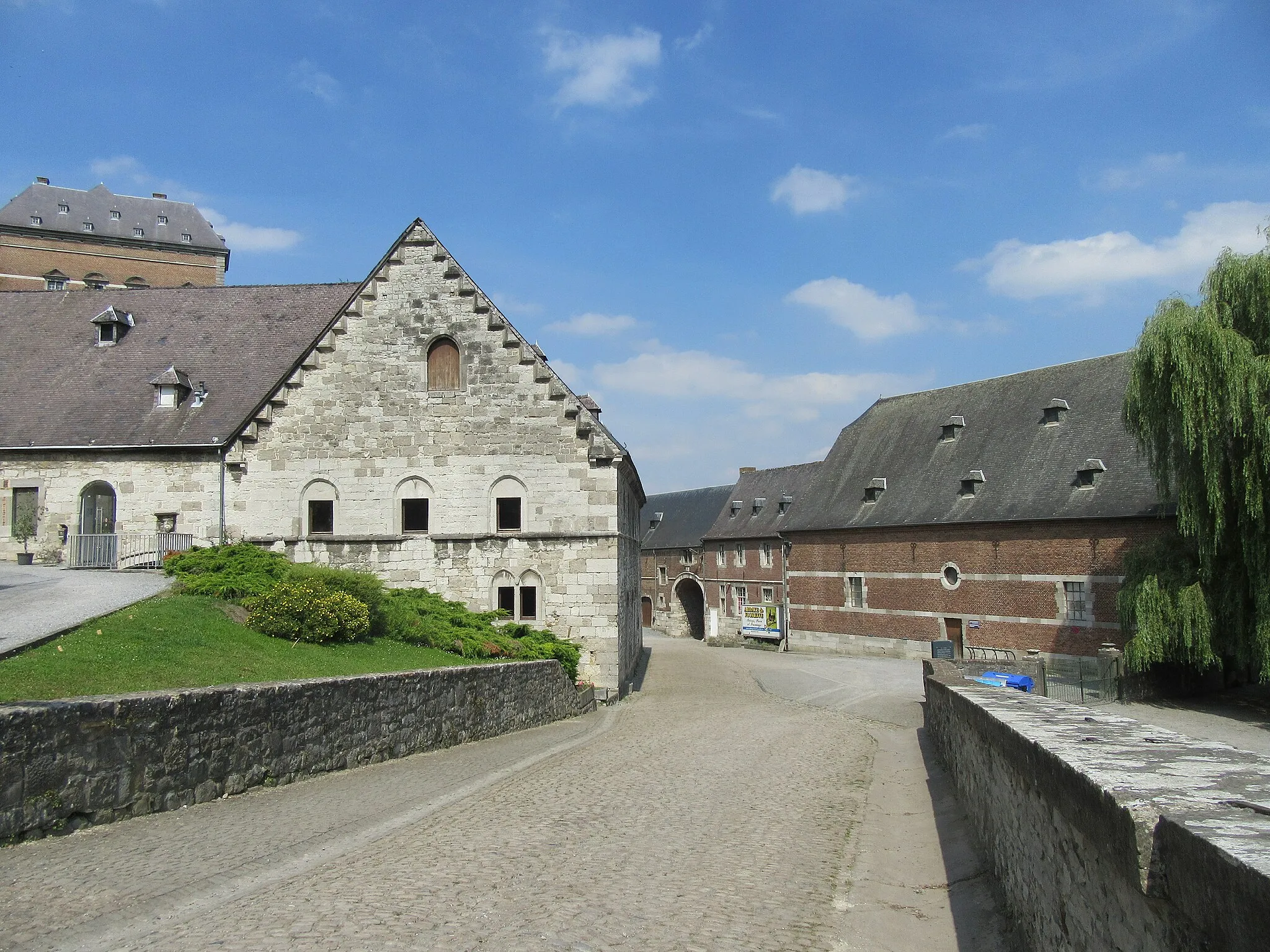 Photo showing: Pignon et ferme de l'abbaye de Floreffe en Belgique