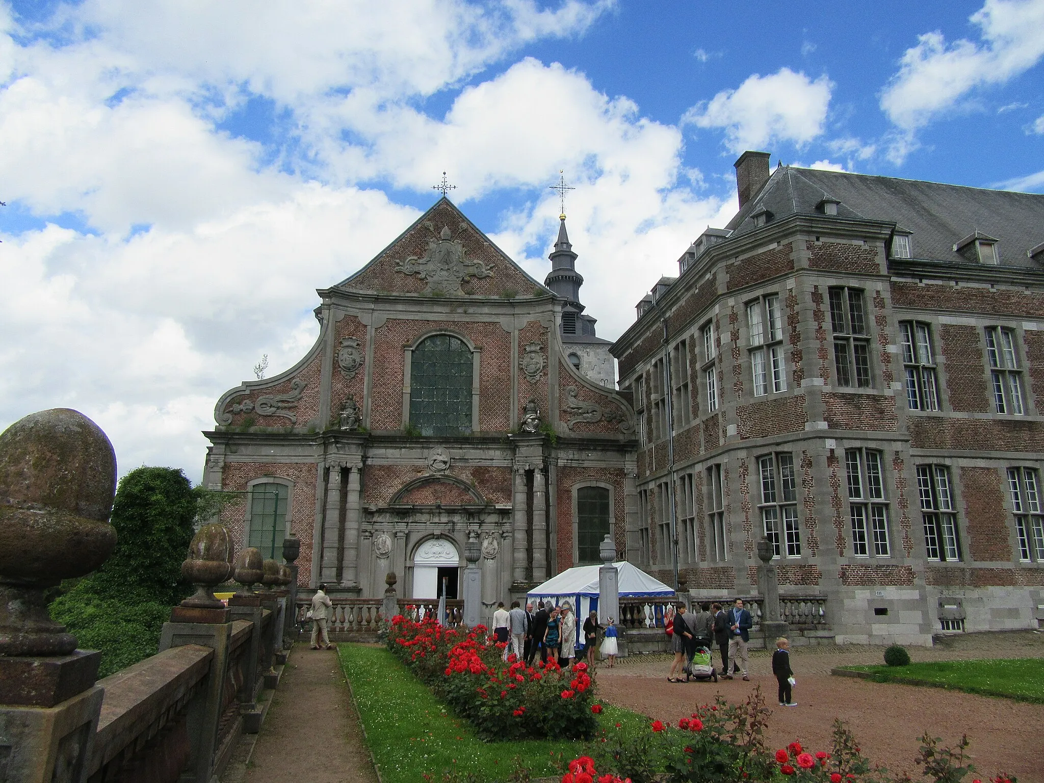 Photo showing: Façade en brique et pierre bleue de l'église de l'abbaye de Floreffe