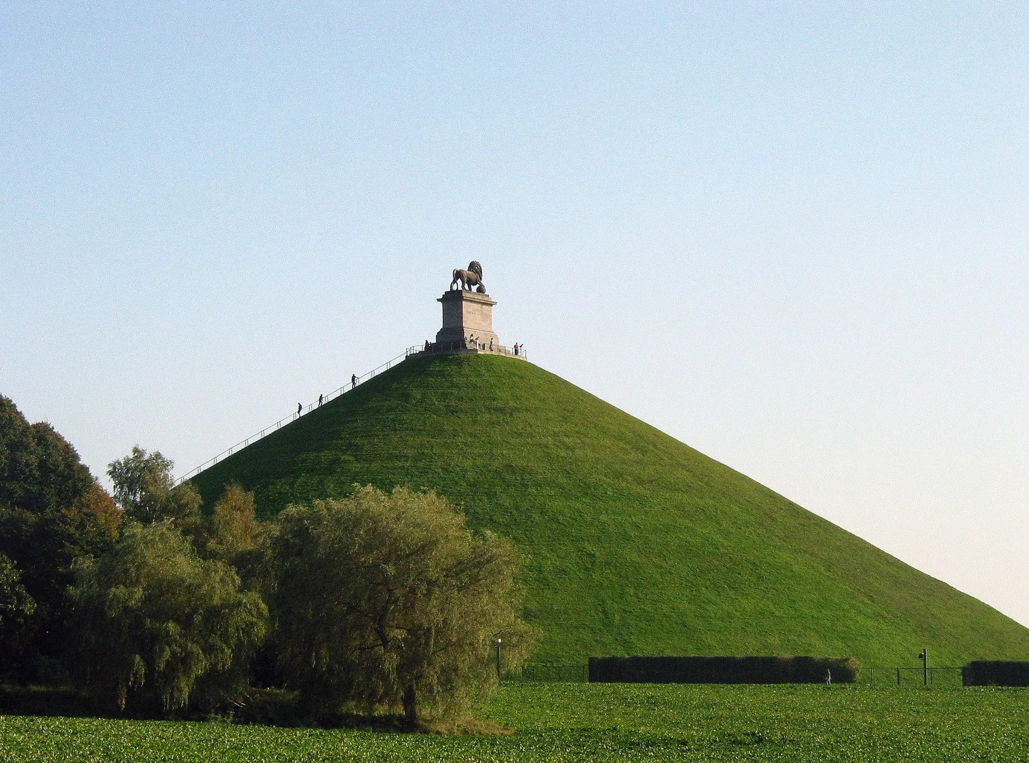 Photo showing: Braine-l'Alleud, the Lion Mound. - Commemorative monument of the Battle of Waterloo standing on the spot where the Prince of Orange was wounded during the fight.