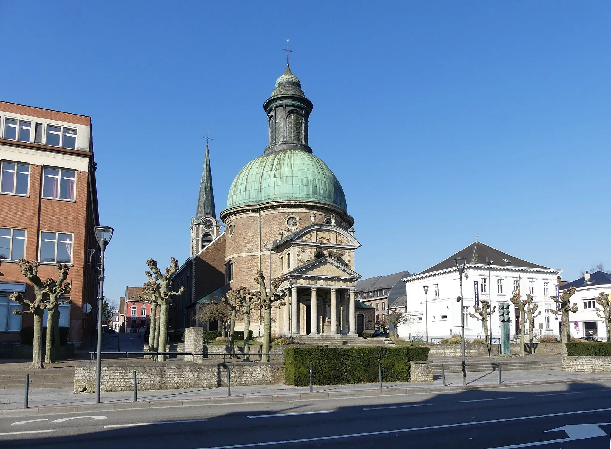 Photo showing: To visitors, Saint Joseph's church is now principally known as a shrine for the Twenty Seven Commemorative Tablets dedicated to British and Dutch victims of Napoleone Buonaparte.
Saint Joseph's was initially built in 1687-1690 as "Royal Chapel" (royal, in honour of King Charles II of Spain), modified and expanded a few times over the centuries, one last time in 1855-1858 : on that occasion, all the commemorative tablets have been moved into the ailes, newly added to the nave.
A first two, perfectly recognizable  ►(File:18 June 1815 – Waterloo – Saint Joseph's church, first commemorative tablets.jpg), had already been depicted in 1816 by James Rouse, while in the rotunda by then.  The tablets eventually numbered 27.