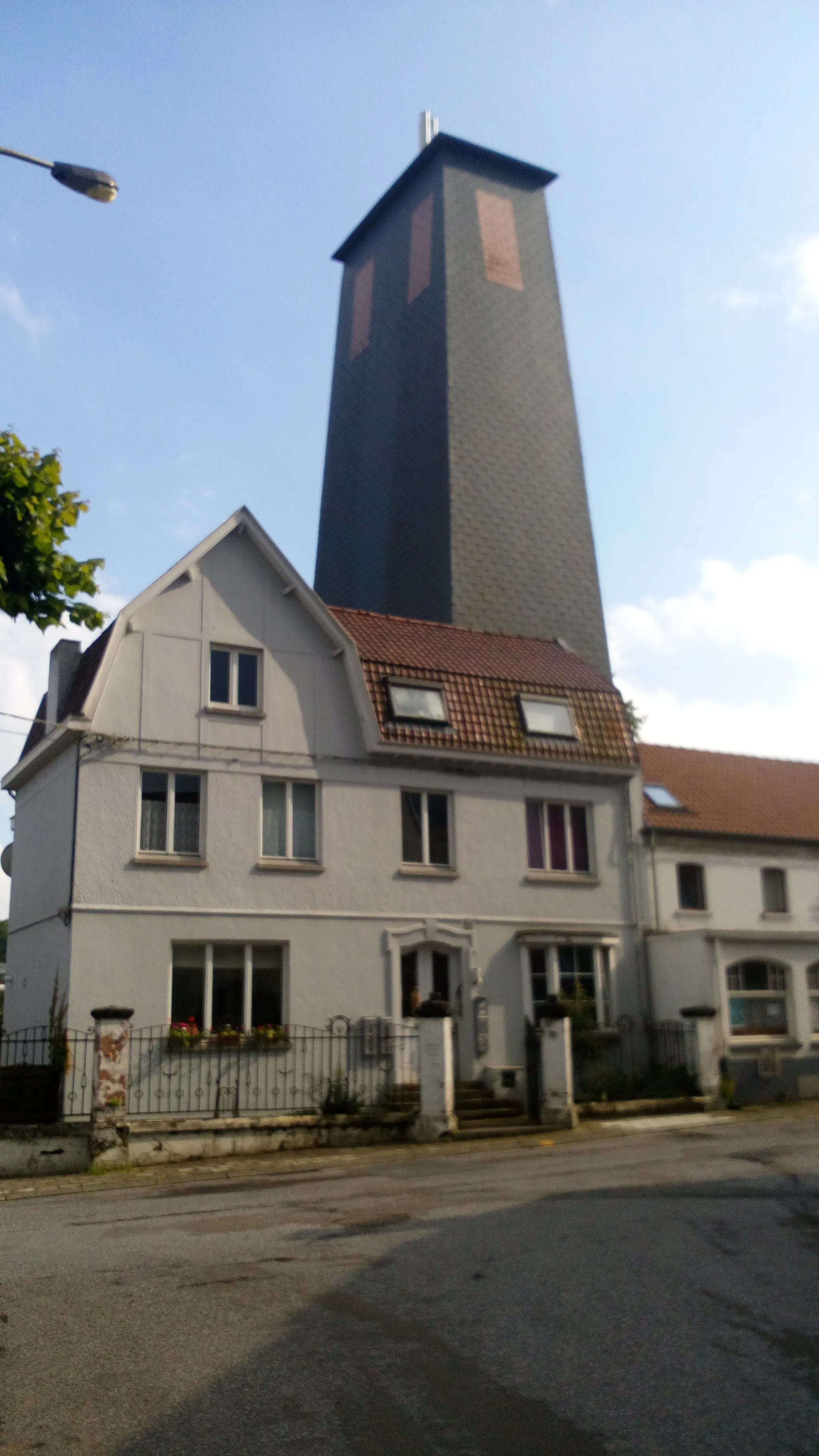 Photo showing: Building of the vertical archery  (Popinjay) in Genval (Brabant Wallon province, Belgium) and its museum. Built in 1928. Now property of the local authority. Located Auguste Lannoye street, 32, 1332 Genval (Commune of Rixensart)