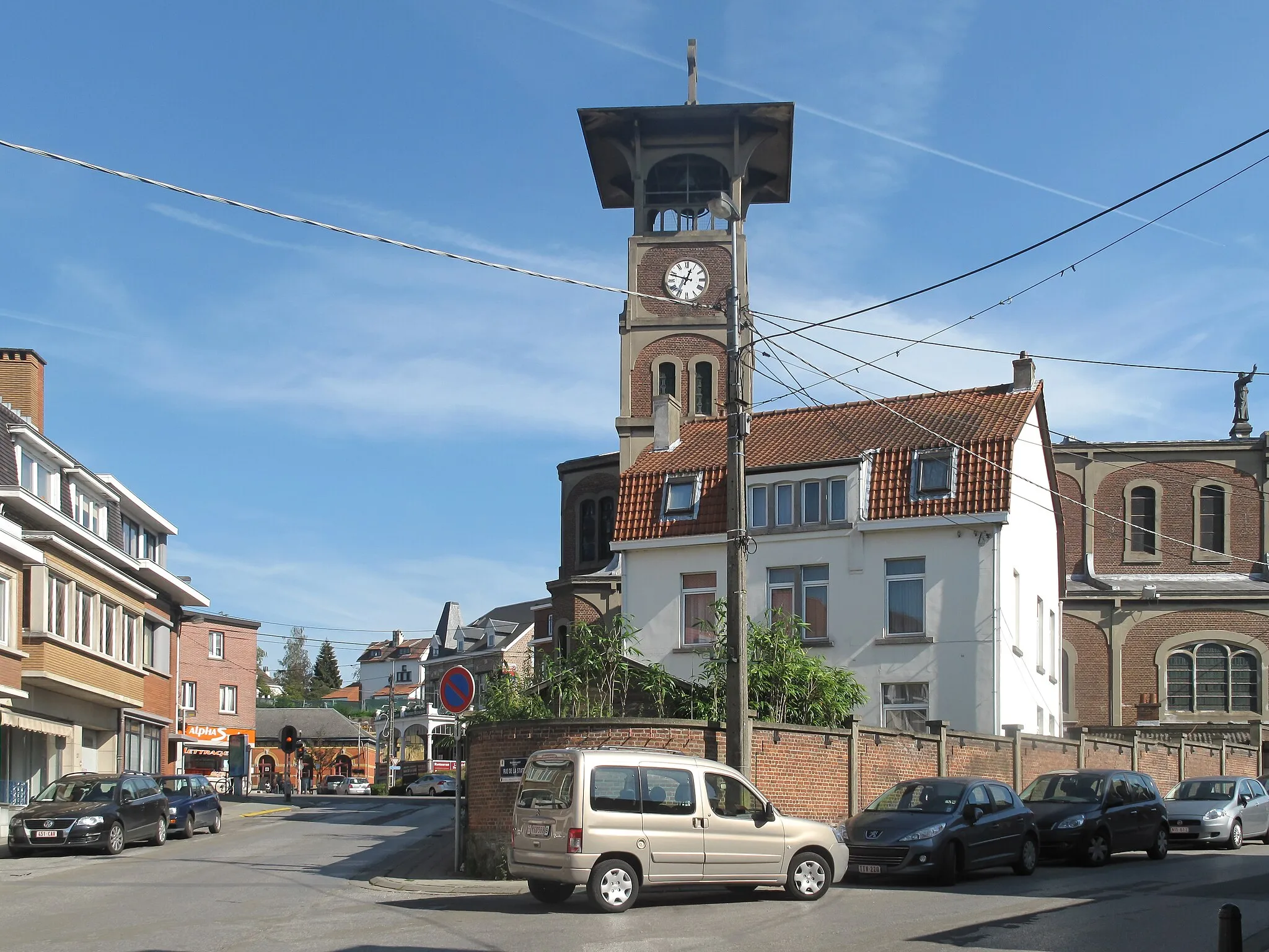 Photo showing: Genval, church (église Saint-Pierre de Genval ) in the street