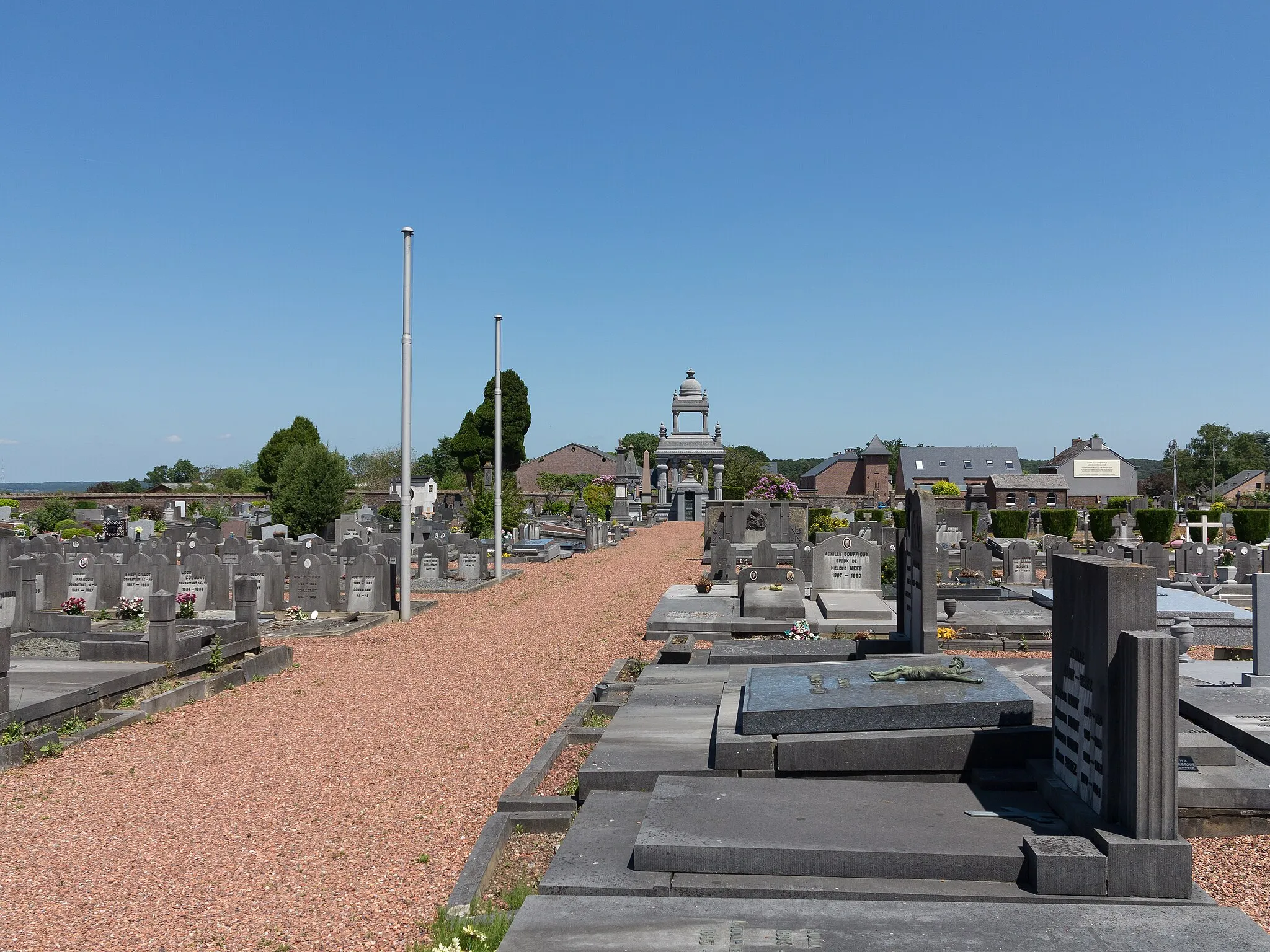 Photo showing: Court-Saint Étienne, former churchyard with Goblet d'Alviella monument