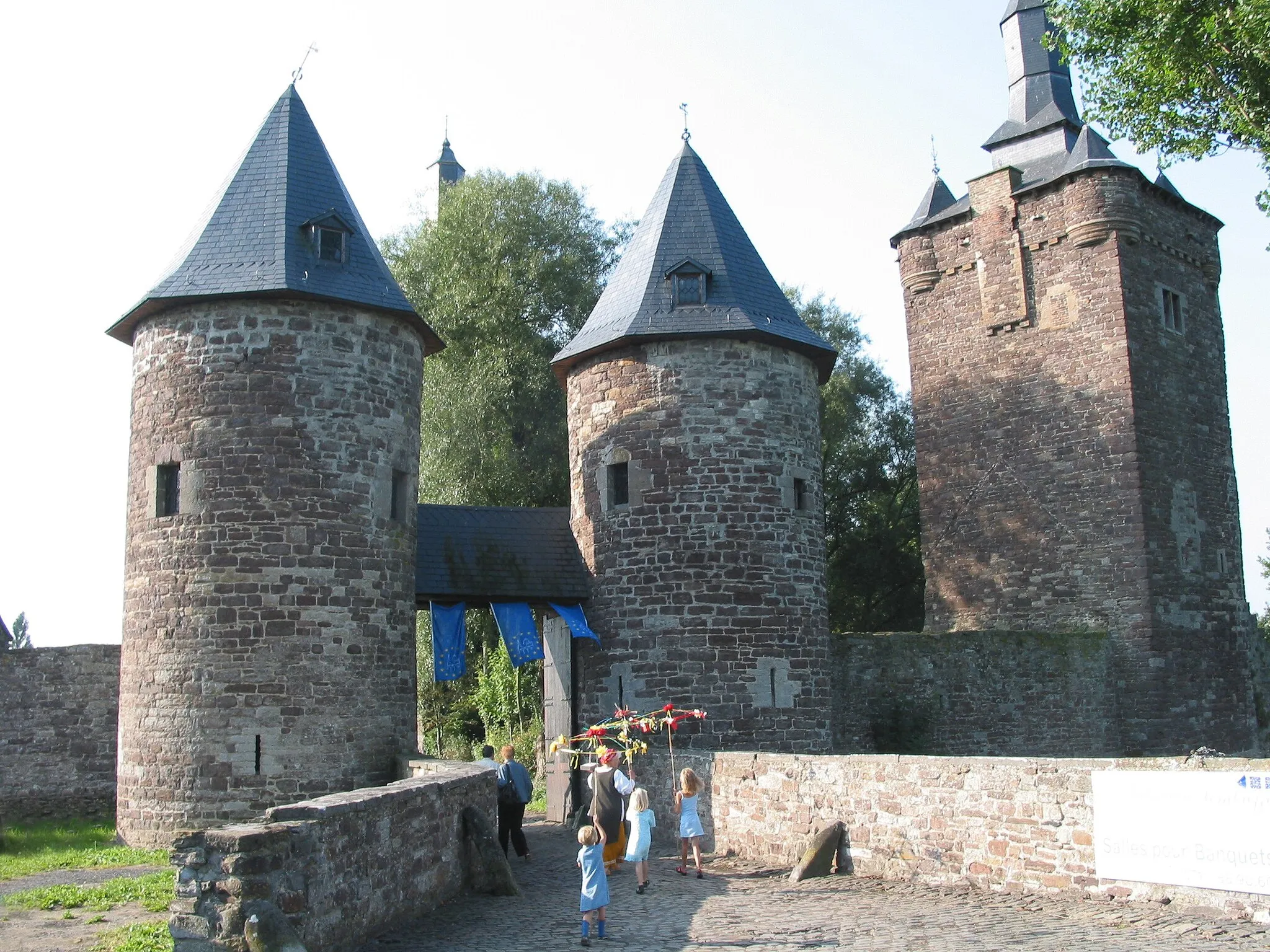 Photo showing: Sombreffe (Belgium), the entrance to the castle with its twins towers, the northern keep and the central keep (XIII-XVth centuries).