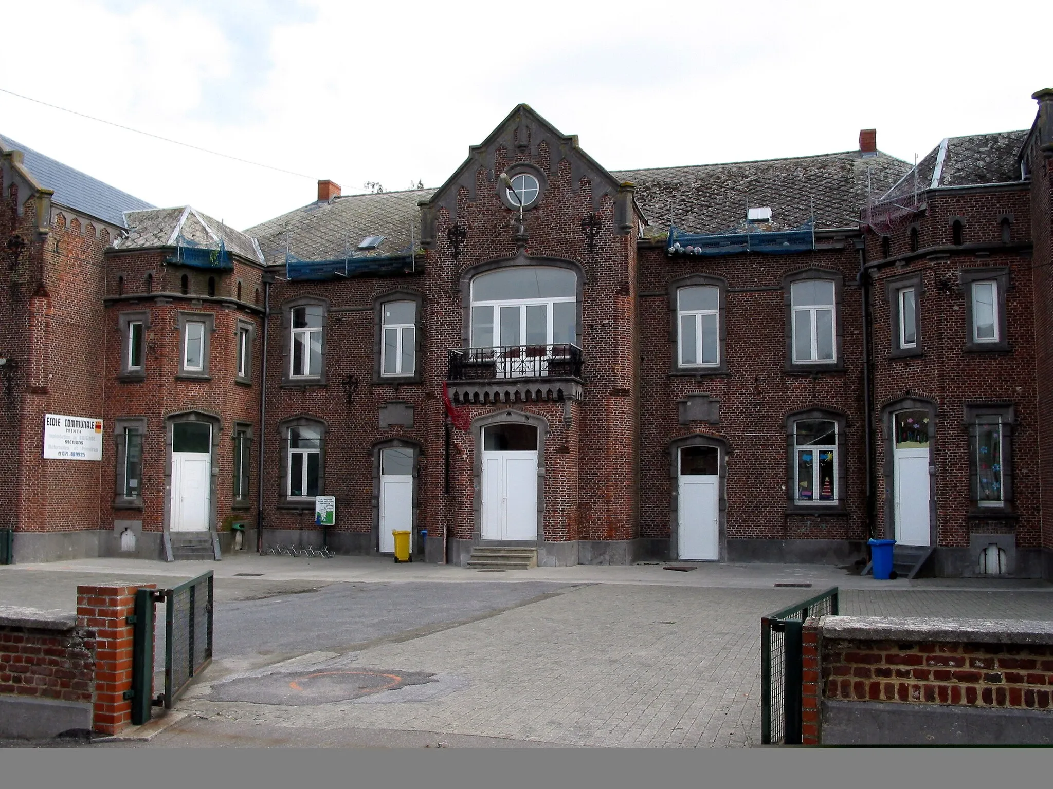 Photo showing: Boignée (Belgium), the elementary school.