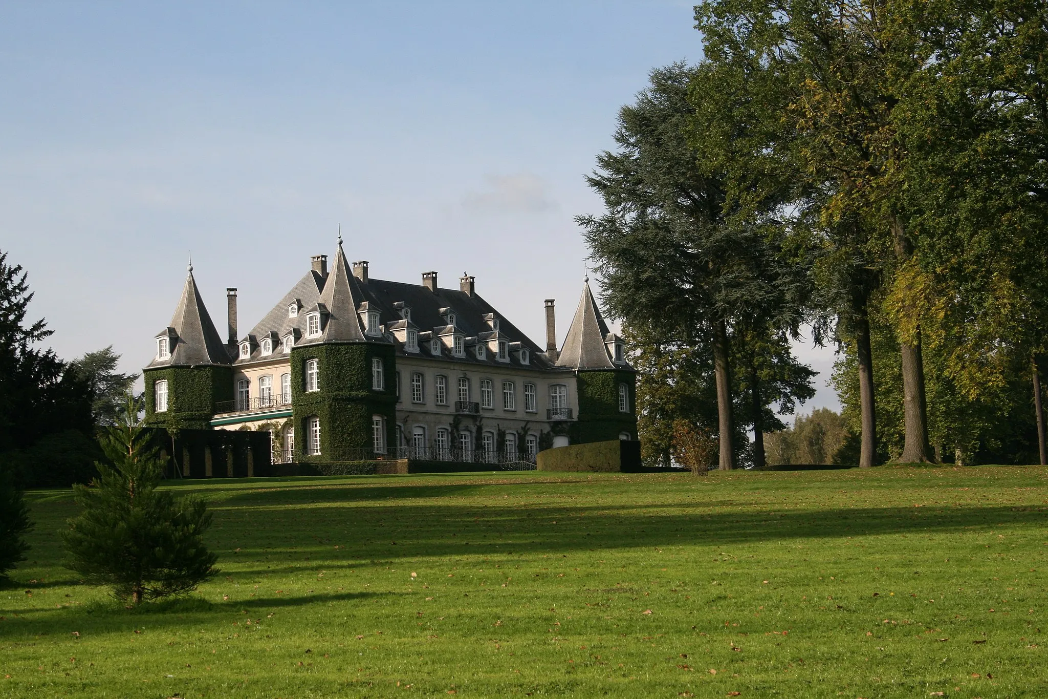Photo showing: La Hulpe (Belgium), southern and eastern sides of the Solvay castle (1842).
