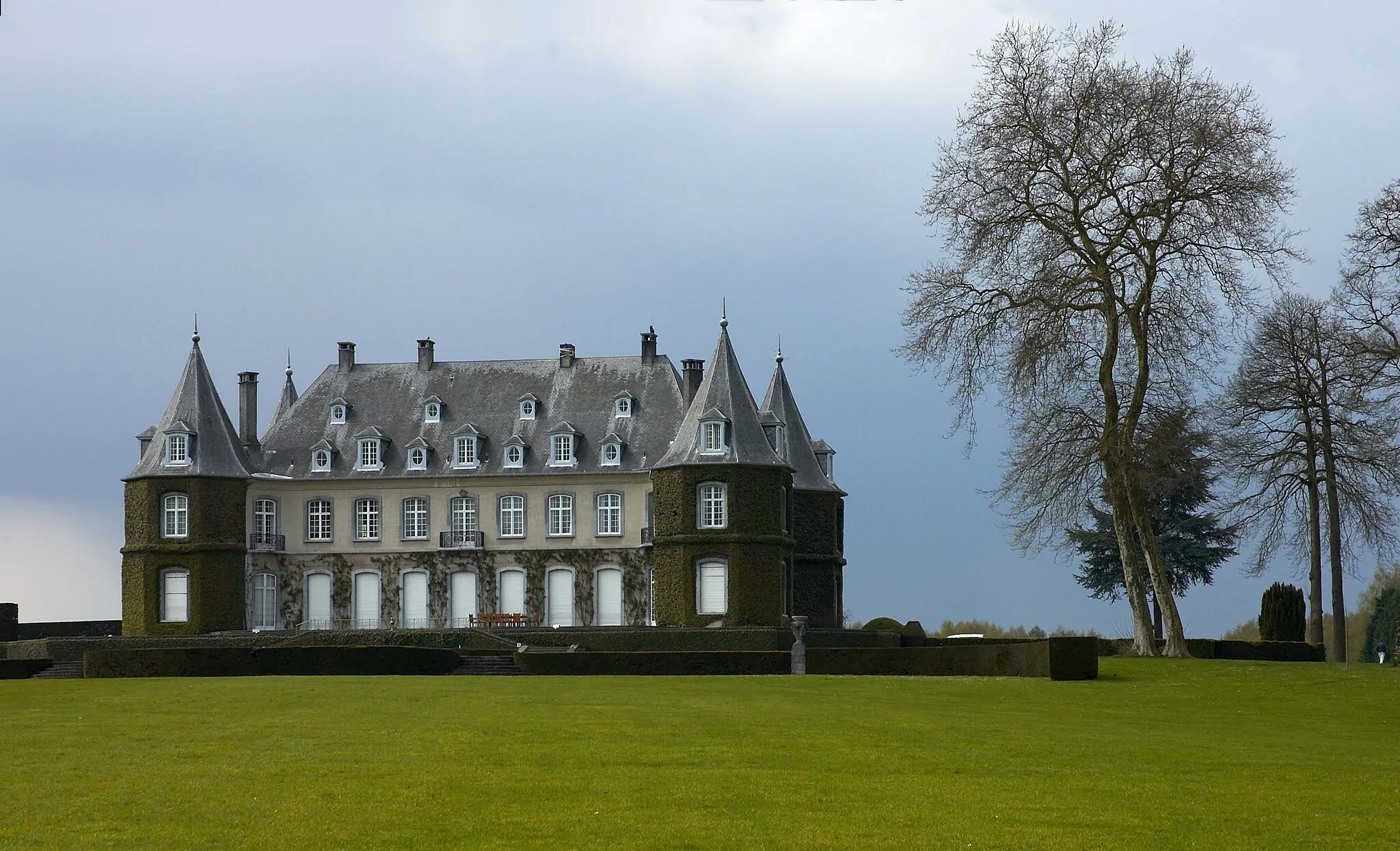 Photo showing: Chateau de la Hulpe (Solvay), looking direction NW.

Camera location 50° 44′ 01.4″ N, 4° 27′ 39.8″ E View this and other nearby images on: OpenStreetMap 50.733722;    4.461056