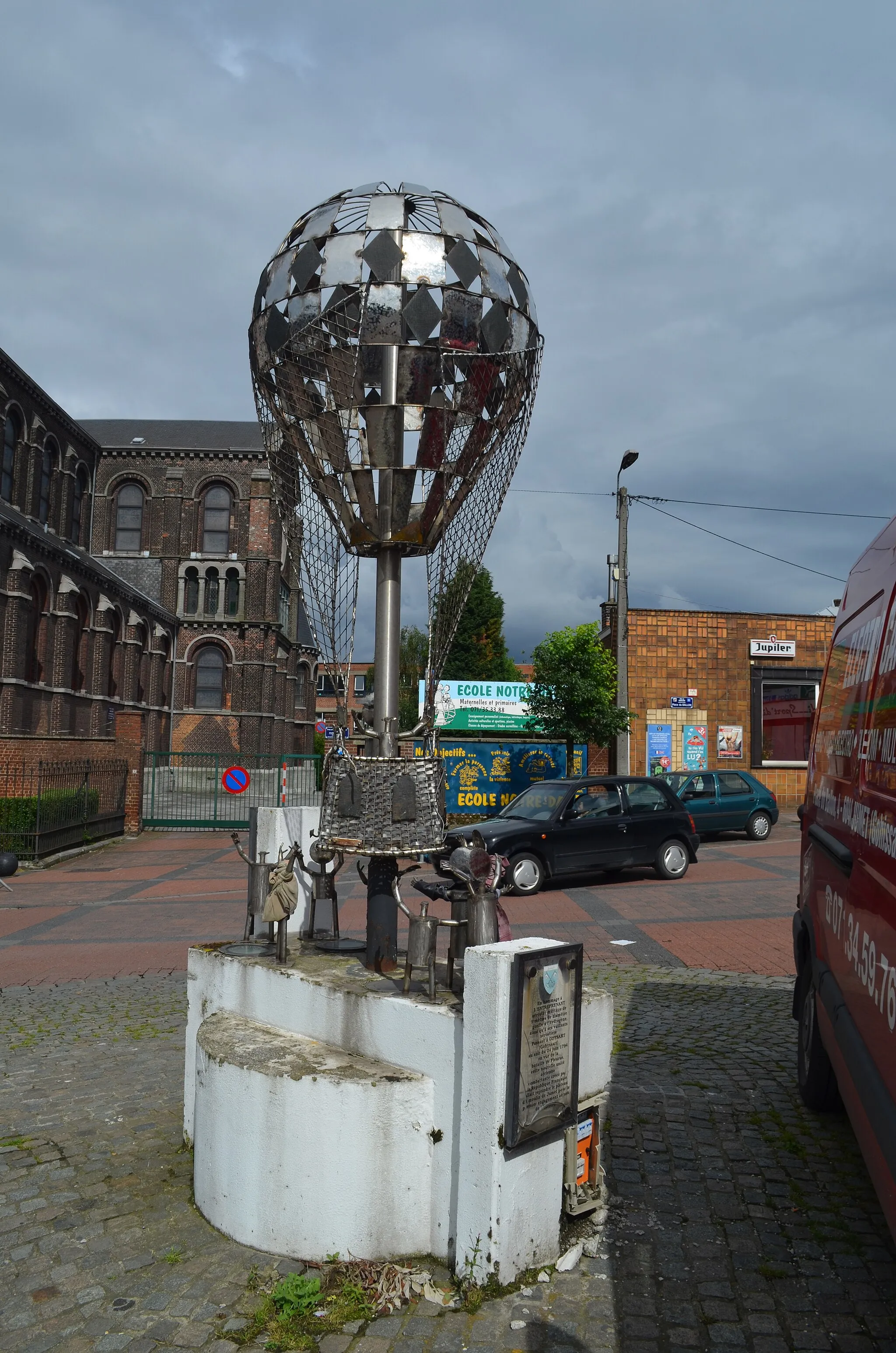 Photo showing: Jumet (Charleroi) - La ballon de l'an II - Sculpture en acier inoxydable de Giuseppe Miggiano