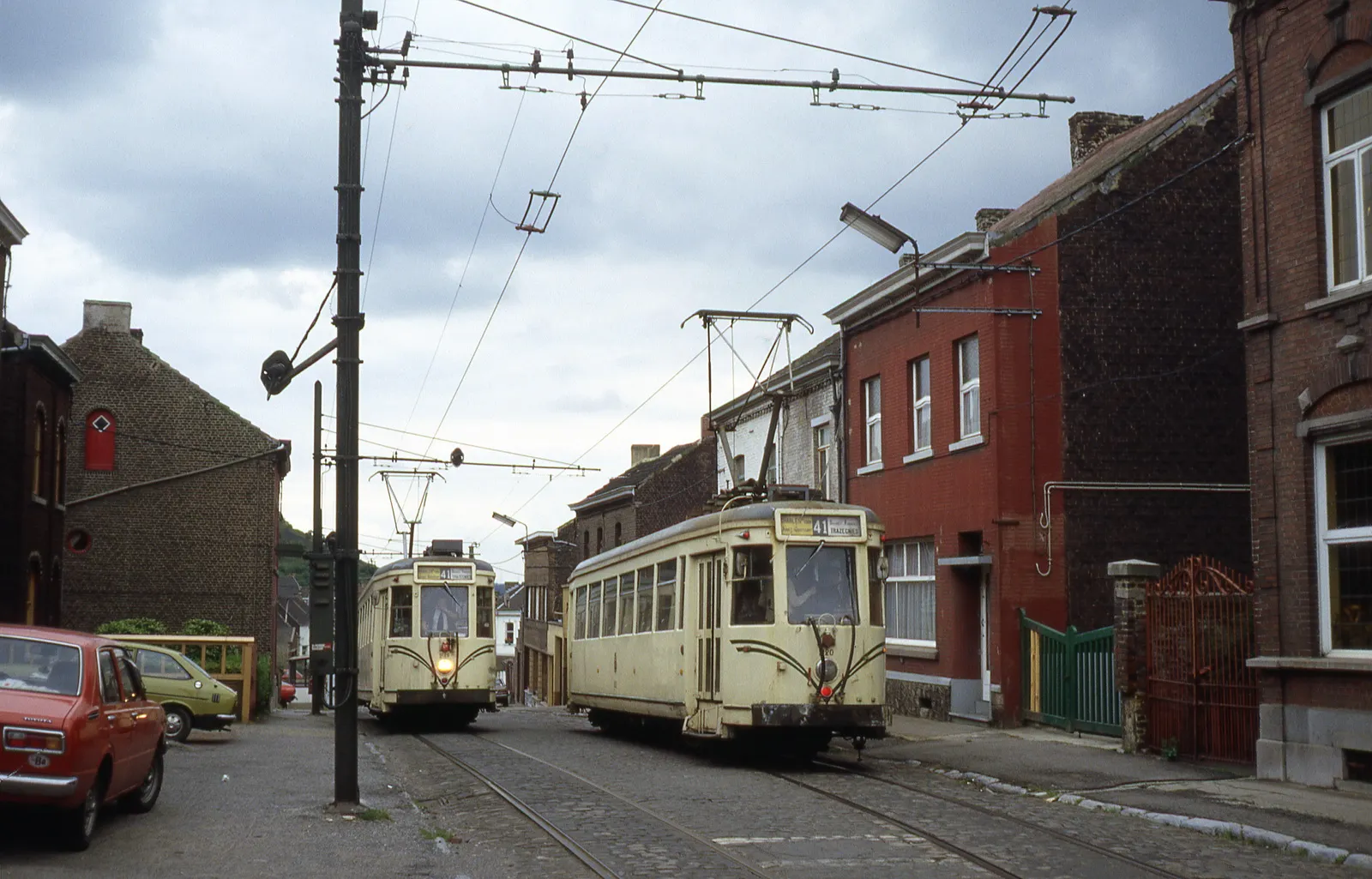 Photo showing: Croisement de 2 motrices type SM sur la ligne 41 à l'arrêt de Roux Place du Monny.