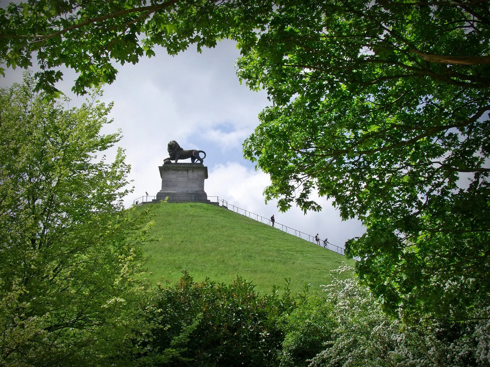 Photo showing: Anathema to War – Stanzas to the Lion Anathème à la guerre – Stances au Lion de Waterloo
Salut à toi, Lion ! auréolé de gloire
Qui resplendis autour d'une immense victoire ;
Salut ! champs de combats, de guerriers, de héros,
Mont-Saint-Jean, Hougoumont, glorieuses ruines,
Ombres des preux ; salut ! immortelles collines,
Champs d'éternel repos !
(...)
Malheur à vous, tyrans !, ambitieux, cruels,
Qui du sang des Humains abreuvez vos autels !
Est-ce donc pour souiller vos royales couronnes
Que le peuple ou bien Dieu vous a donné des trônes ?
Cent mille hommes tués, cent mille assassinats,
Car le Christ nous a dit : "Vous ne tuerez pas".
(...)
O forfaits odieux ! Brutale politique !
Dont ma muse rougit sous son voile pudique,
La malédiction, grande voix des Humains,
Comme un son répété par des échos sans fins,
A jamais planera sur votre horrible gloire
Inscrite en mots de sang dans l'équitable Histoire.
(sé) C.-J. Schépers, Braine l'Alleud, 18 mars 1872
Published as post-sciptum to Une Voix de Waterloo, translation by Gust. Sluse, 1874, of Cotton, Ed., A Voice From Waterloo, 6th ed., 1854.