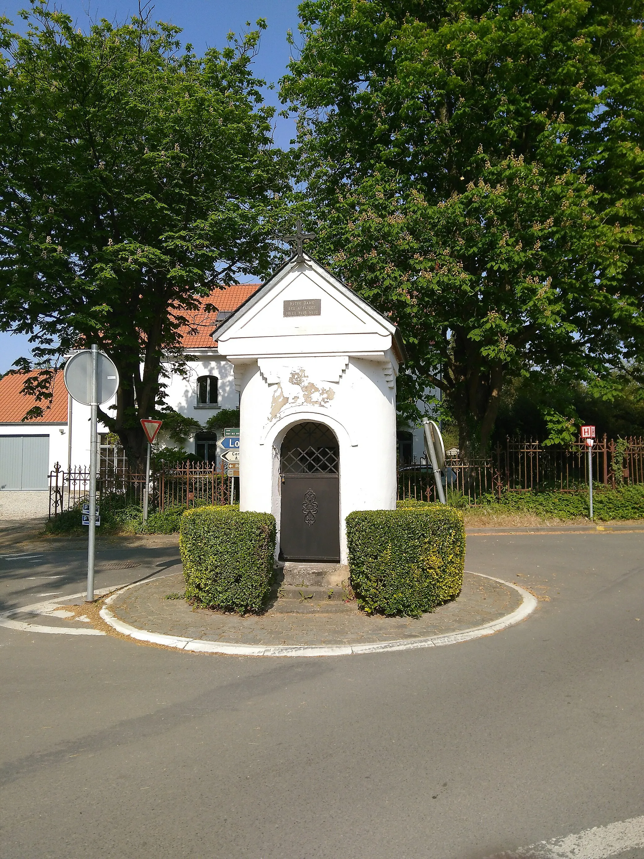 Photo showing: Chapelle située au centre d'un mini rond-point au carrefour des Rue Colleau et Rue du Pont des Brebis. Elle comporte l'inscription "NOTRE / DAME / DES / AFFLIGES / PRIEZ POUR NOUS".