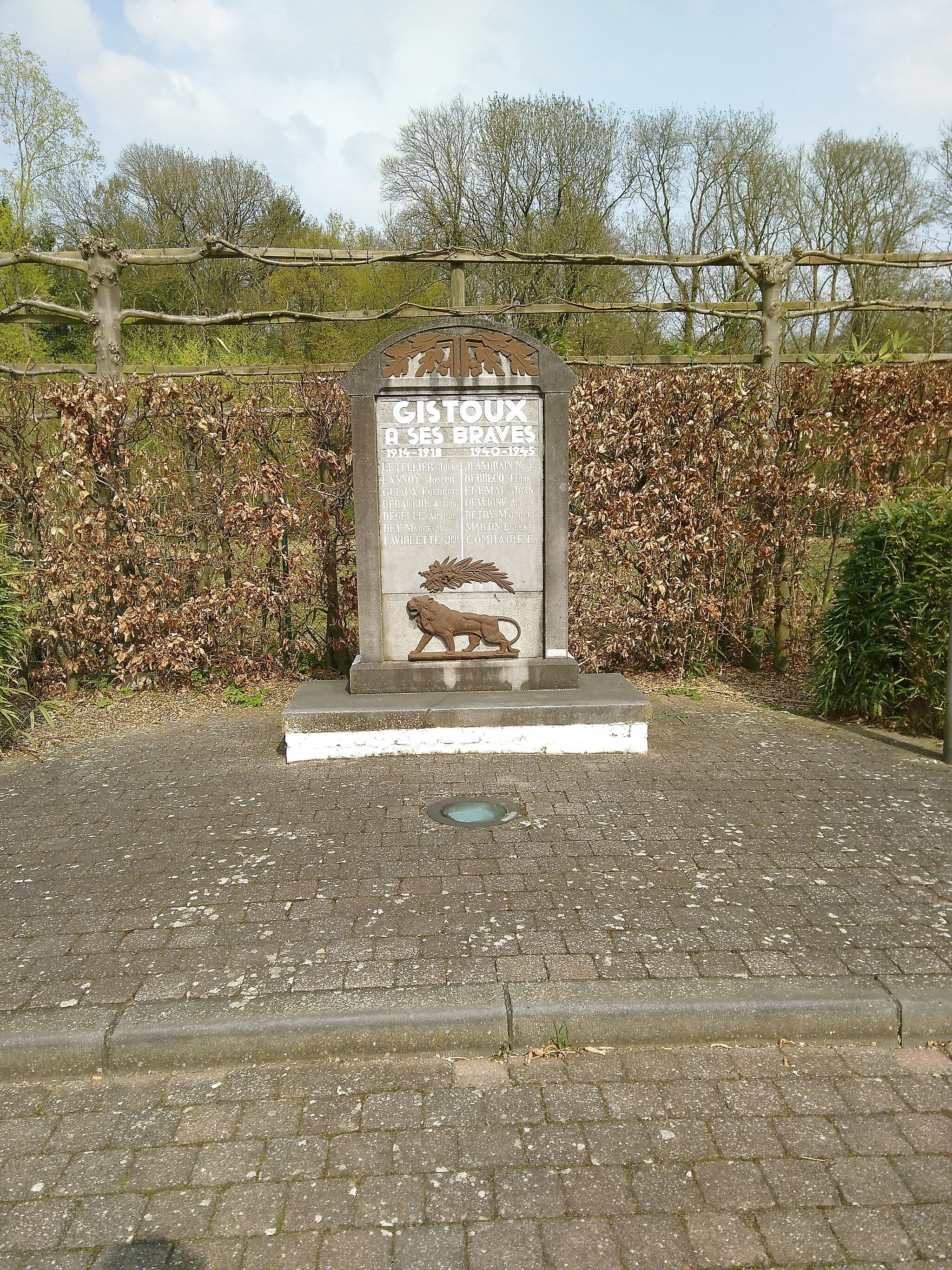 Photo showing: Monument aux morts des deux guerres mondiales (1914-1918 et 1940-1945) de Gistoux (Chaumont-Gistoux), situé au fond du parking à côté de l'Église Saint-Jean-Baptiste.