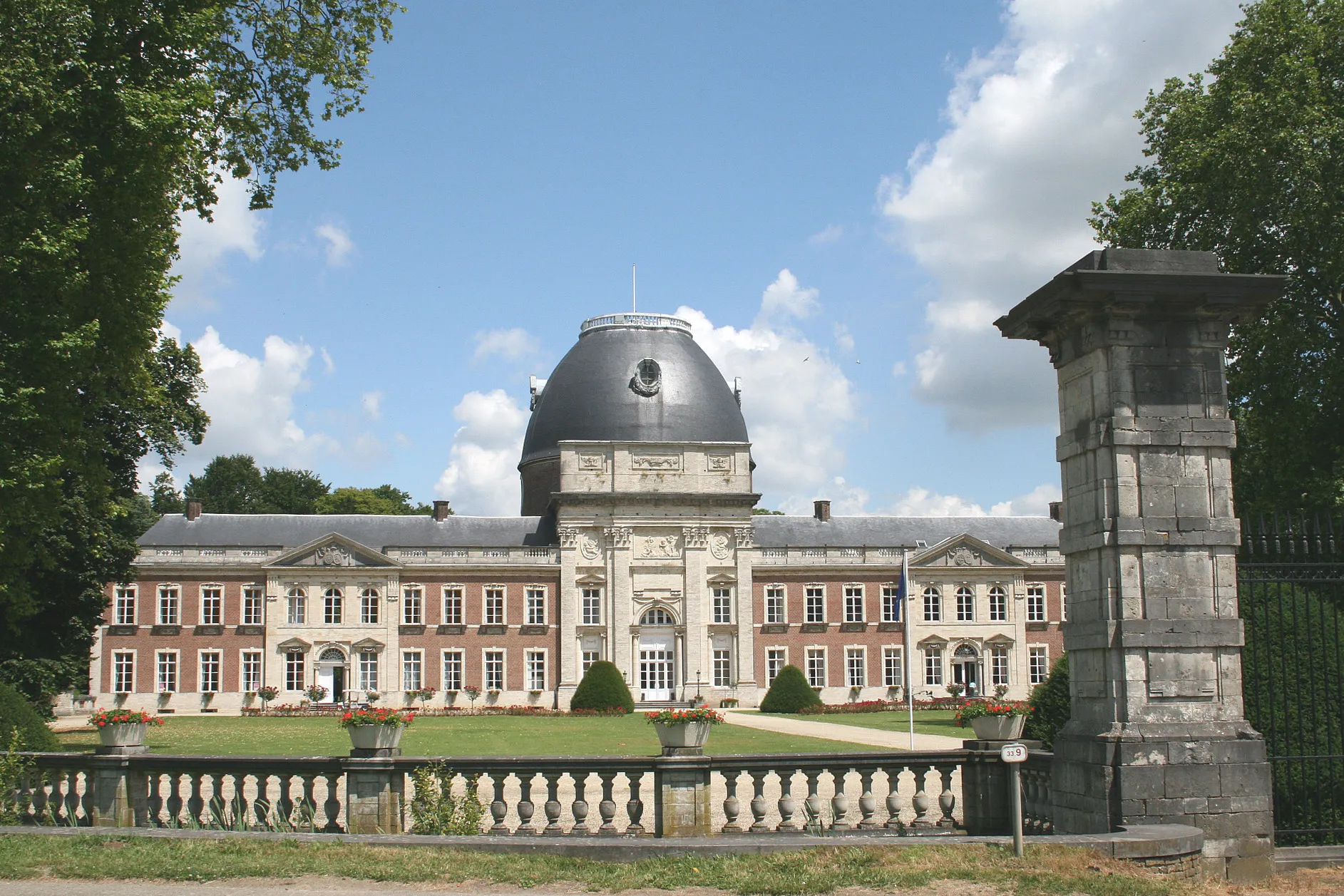 Photo showing: Opheylissem (Belgium), the two prelacy wings and the tower church of the previous abbey (1760-1780).