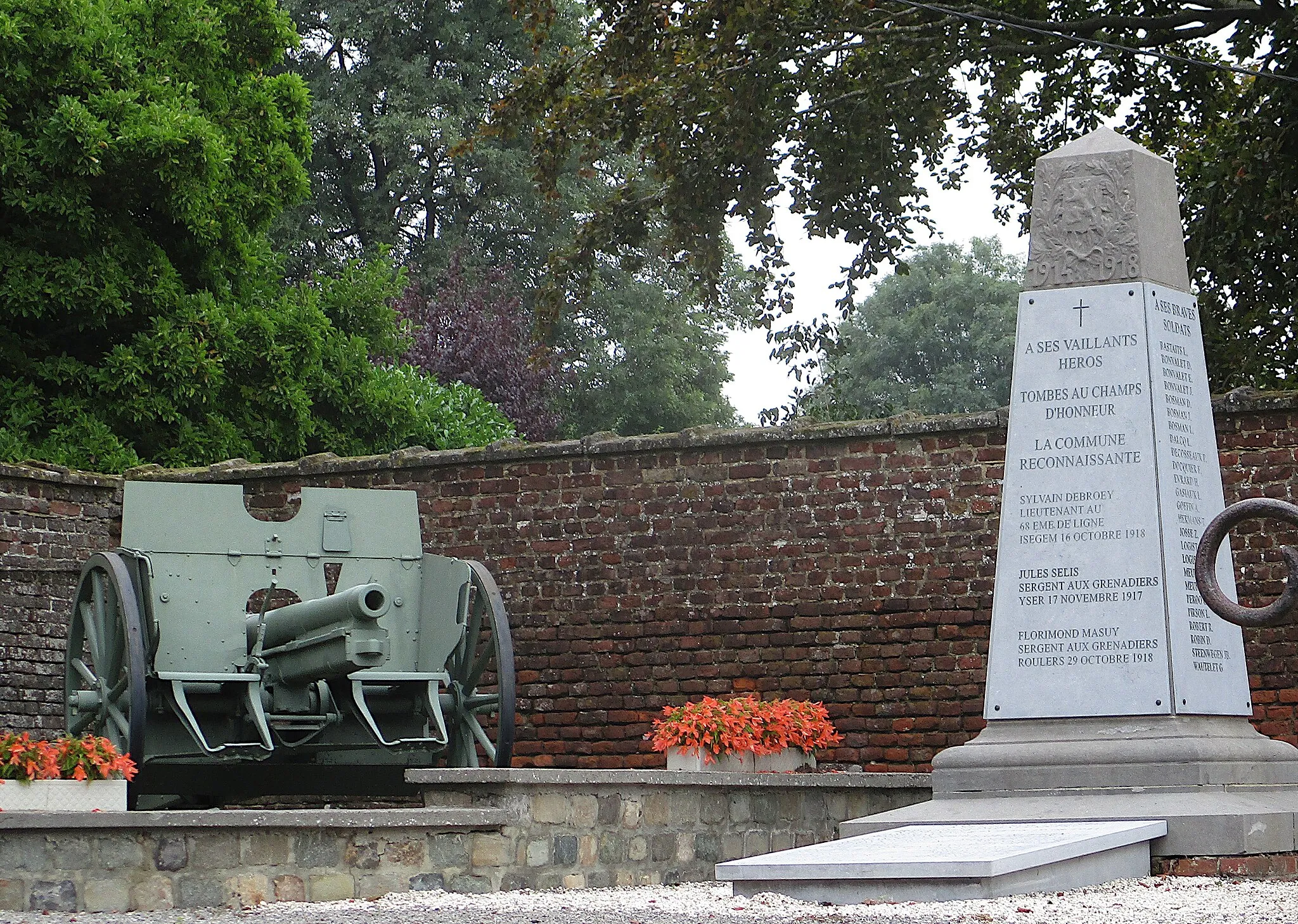 Photo showing: Memorial avec Canon allemand 7.7cm FeldKanone 96 n/A de la première guerre mondiale en Saint-Jean-Geest (Jodoigne)