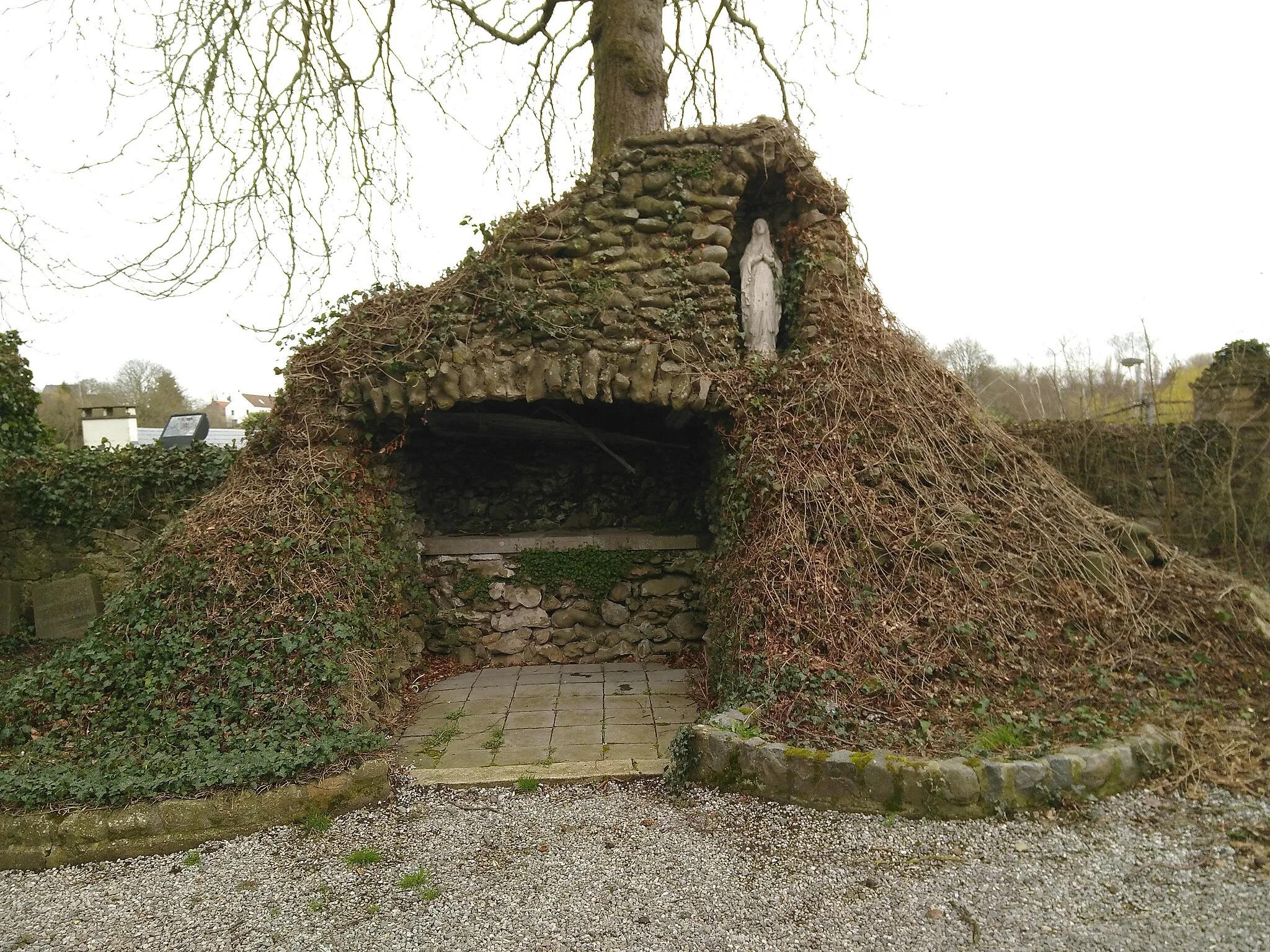 Photo showing: Lieu de culte devant l'Église Saint-Bavon à Chaumont (Chaumont-Gistoux - Brabant Wallon - Belgique)