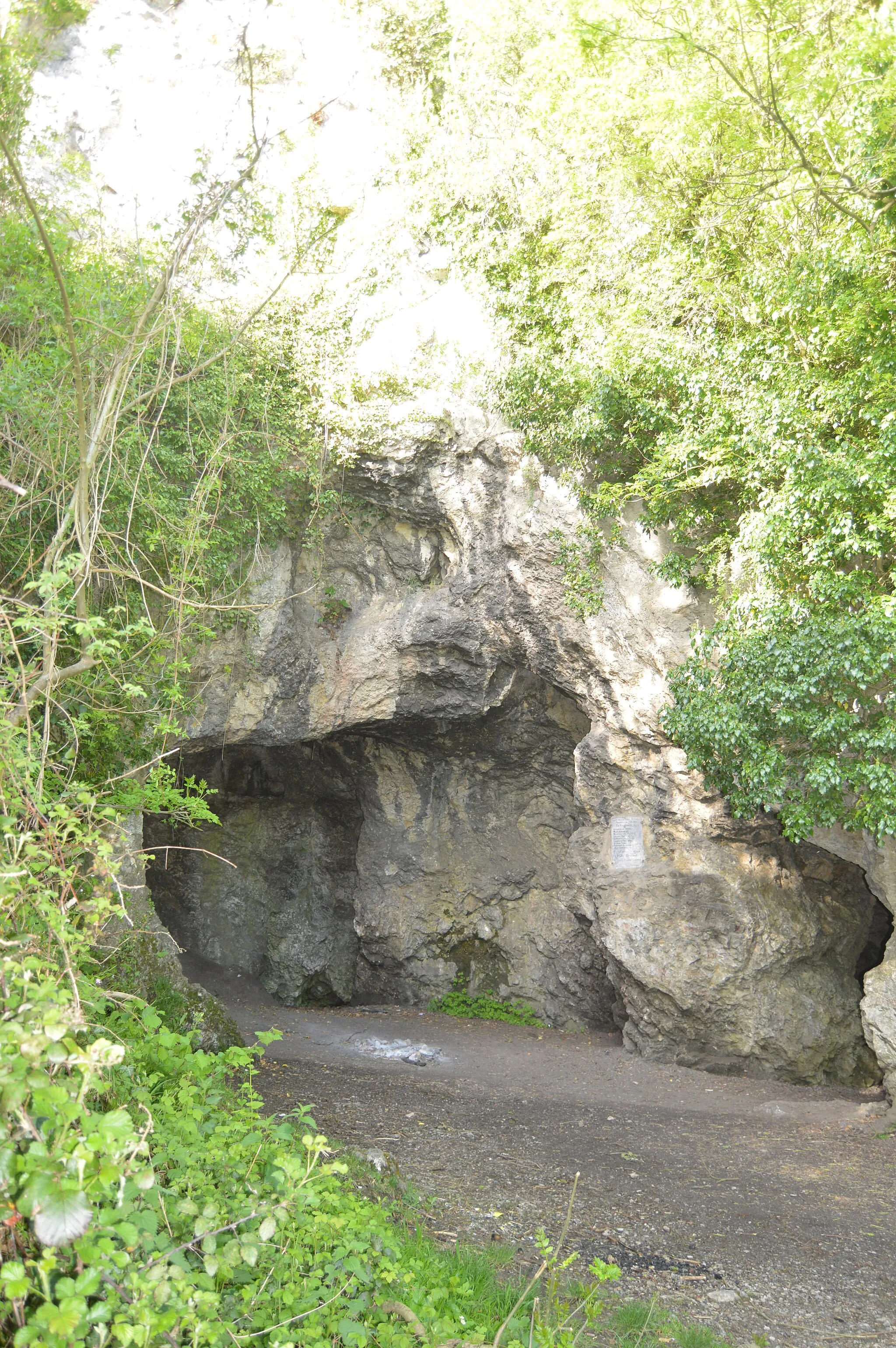 Photo showing: Spy Cave where were found in 1886 neanderthalian remains. Sambreville, Belgium