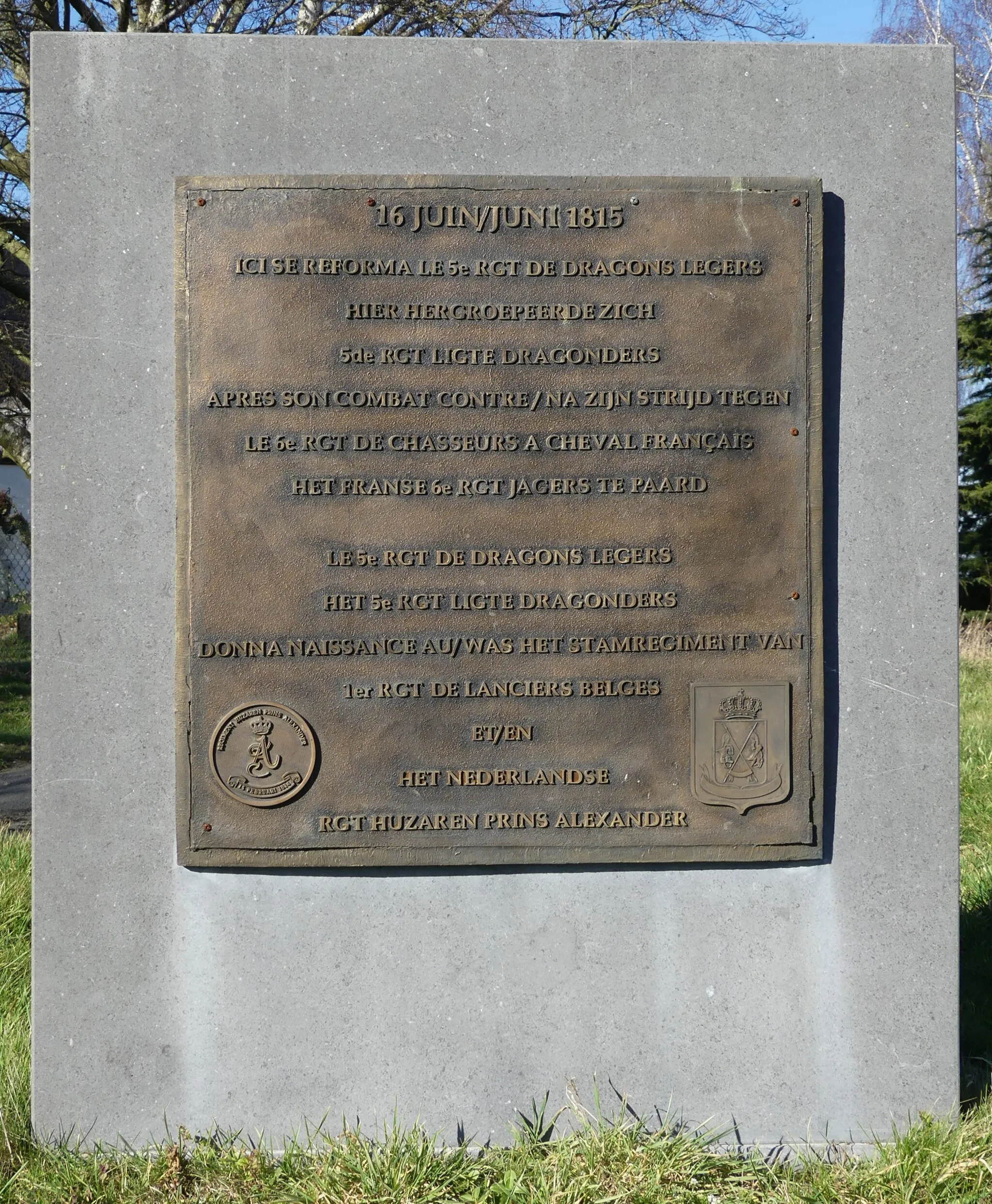 Photo showing: Commemorative Plaque, with intertwined texts : 16 Juin 1815
Ici se reforma le 5e RGT de Dragons Légers après son combat contre le 6e RGT de Chasseurs à cheval français
Le 5e RGT de Dragons Légers donna naissance au 1er Régiment de Lanciers belges et het Nederlandse Huzaren Prins Alexander

16 Juni 1815
Hier hergroepeerde zich 5de RGT Ligte Dragonders na zijn strijd tegen het franse 6e RGT Jagers te paard
Het 5e RGT Ligte Dragonders was het Stamregiment van de 1er RGT de Lanciers belges en het Nederlandse RGT Huzaren Prins Alexander

The commemorative plaque is erected on the left of the monument : ►(File:18_June_1815_–_Victory_at_Waterloo_–_To_the_Dutch_&_Belgian_Cavalry,_Overall_view.jpg).