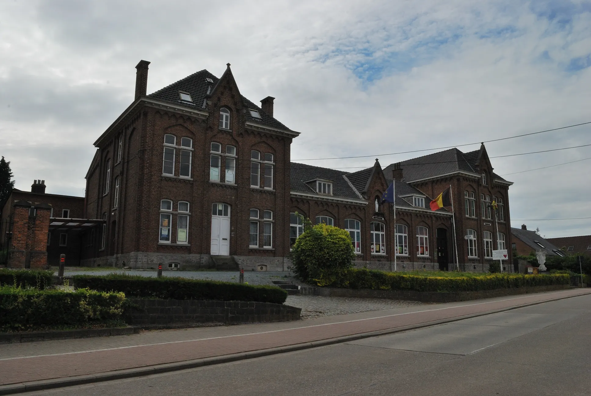 Photo showing: Old village school building, now a kindergarten, at the village of Breedhout, commune of Halle, province of Flemish Brabant, Belgium. Nikon D60 f=18mm f/25 at 1/200s ISO 200. Contrast corrected using Nikon ViewNX 1.3.0.