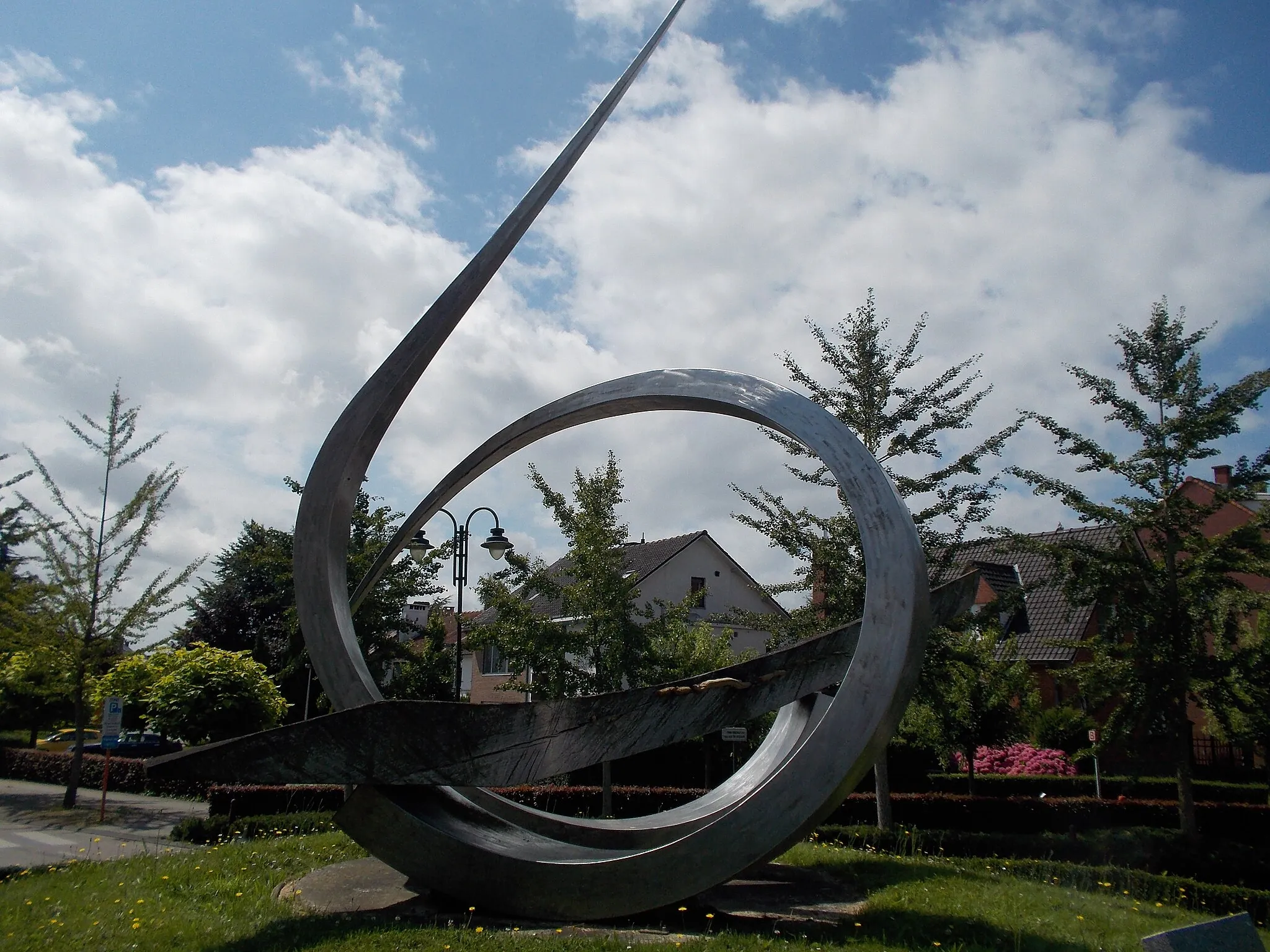 Photo showing: The artwork "Balance" ("Evenwicht" in Dutch) by Rainer Gross from 2000 in Kraainem, Belgium. The work symbolizes interlocked wood and metal splinters, referring to traditional crafts and masonry in the area.