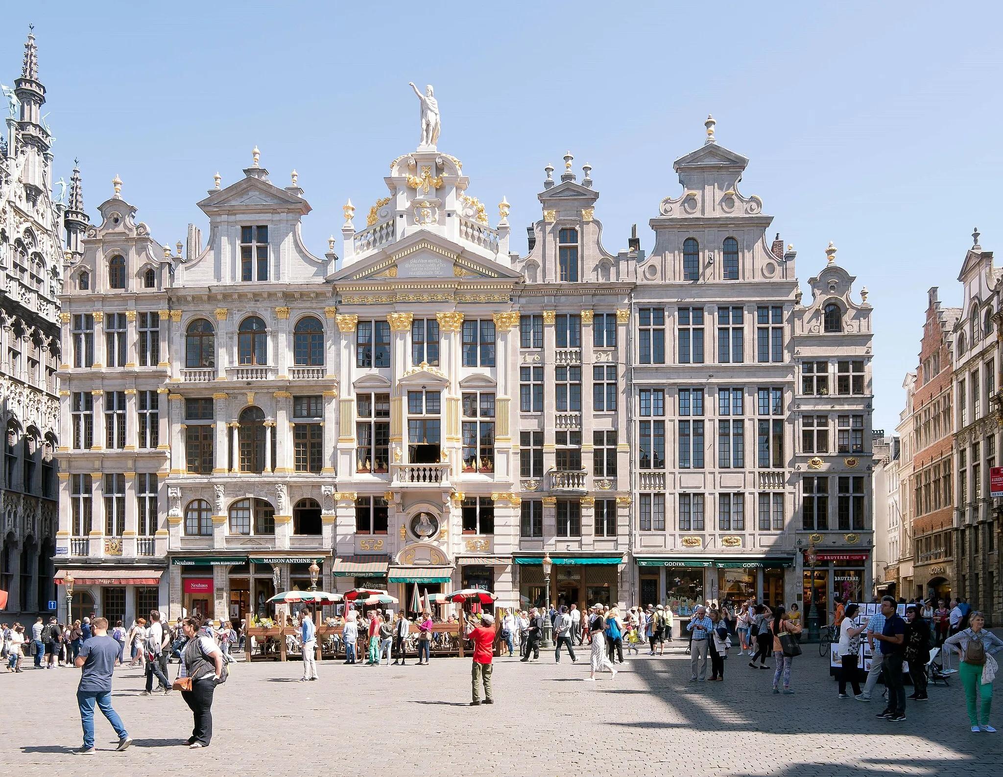 Photo showing: The Grand Place in Bruxelles with a few guildhalls on the north-eastern side (house number 20-28)