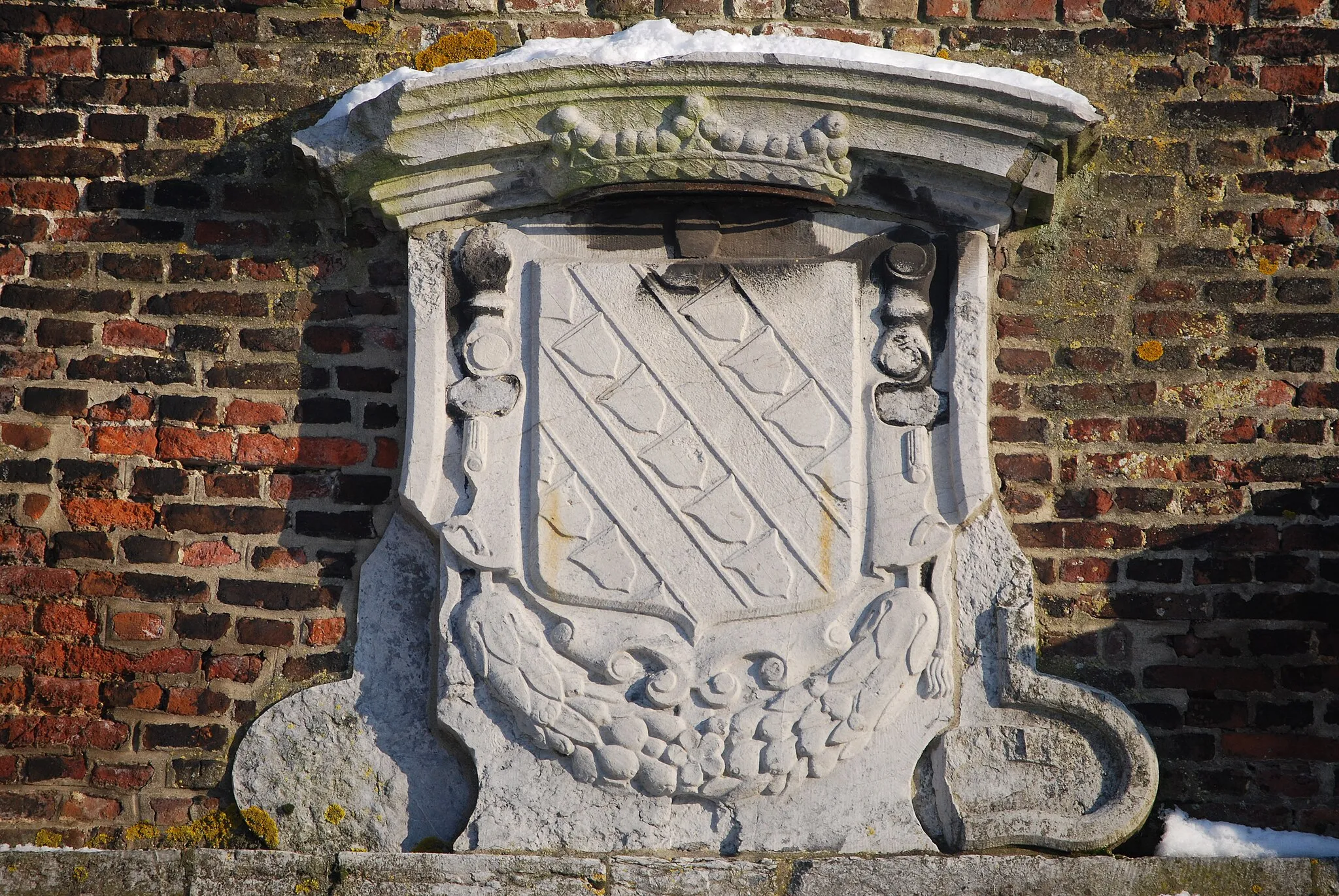 Photo showing: Heraldry of the Belgian municipality of Farciennes captured on the castle.