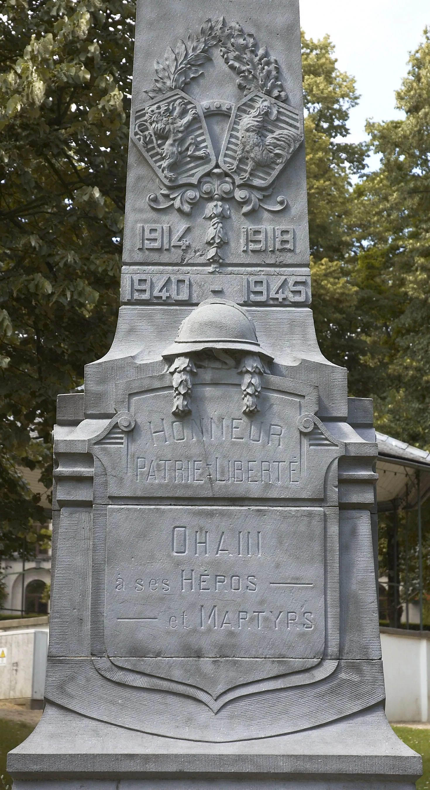 Photo showing: War monument (1914-1918 and 1940-1945) in Place communale in Ohain (part of Lasne) in Belgium. The text reads "honneur patrie liberté Ohain à ses Héros et Martyrs"