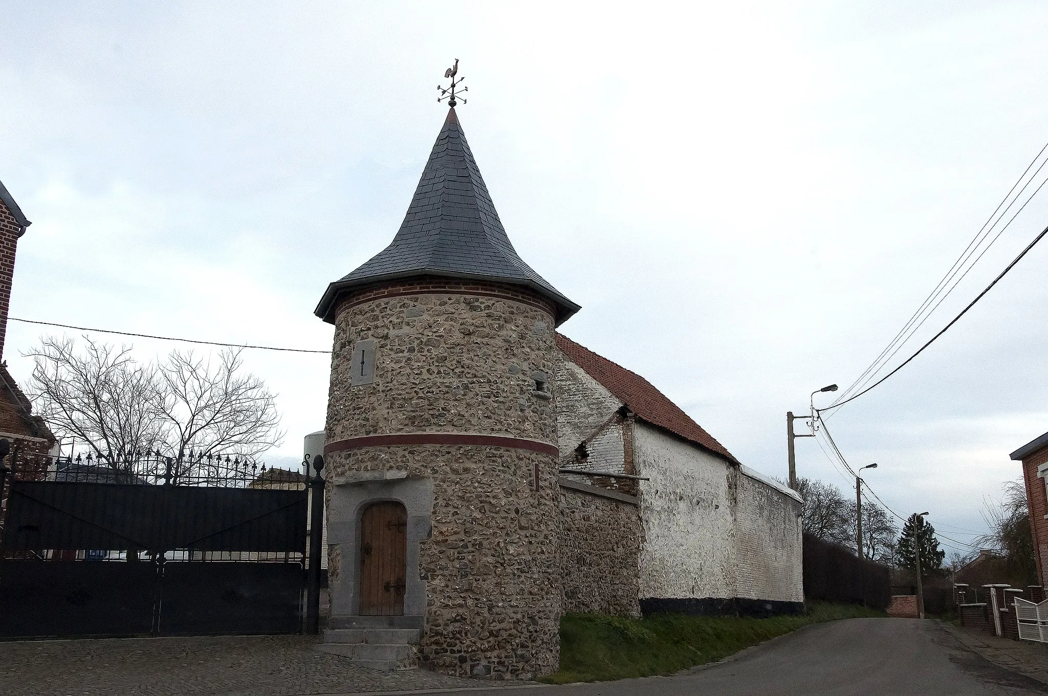 Photo showing: Ferme Hobe - avec tour de défense du 17e siècle - Moxhe, Belgique